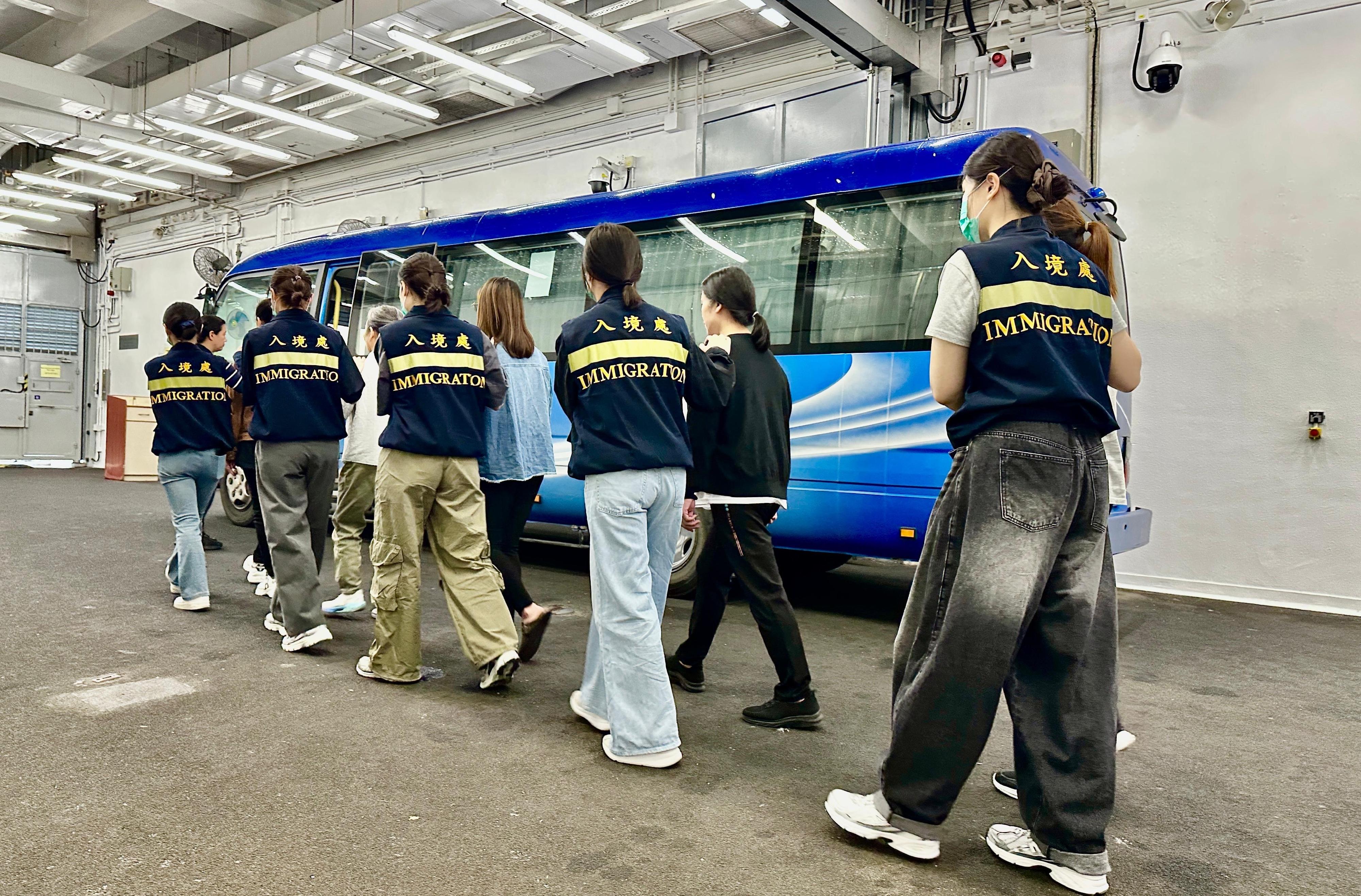The Immigration Department (ImmD) carried out a repatriation operation today (April 24). A total of 30 Vietnamese illegal immigrants were repatriated to Vietnam. Photo shows removees being escorted by ImmD officers to proceed from the detention place to the airport.