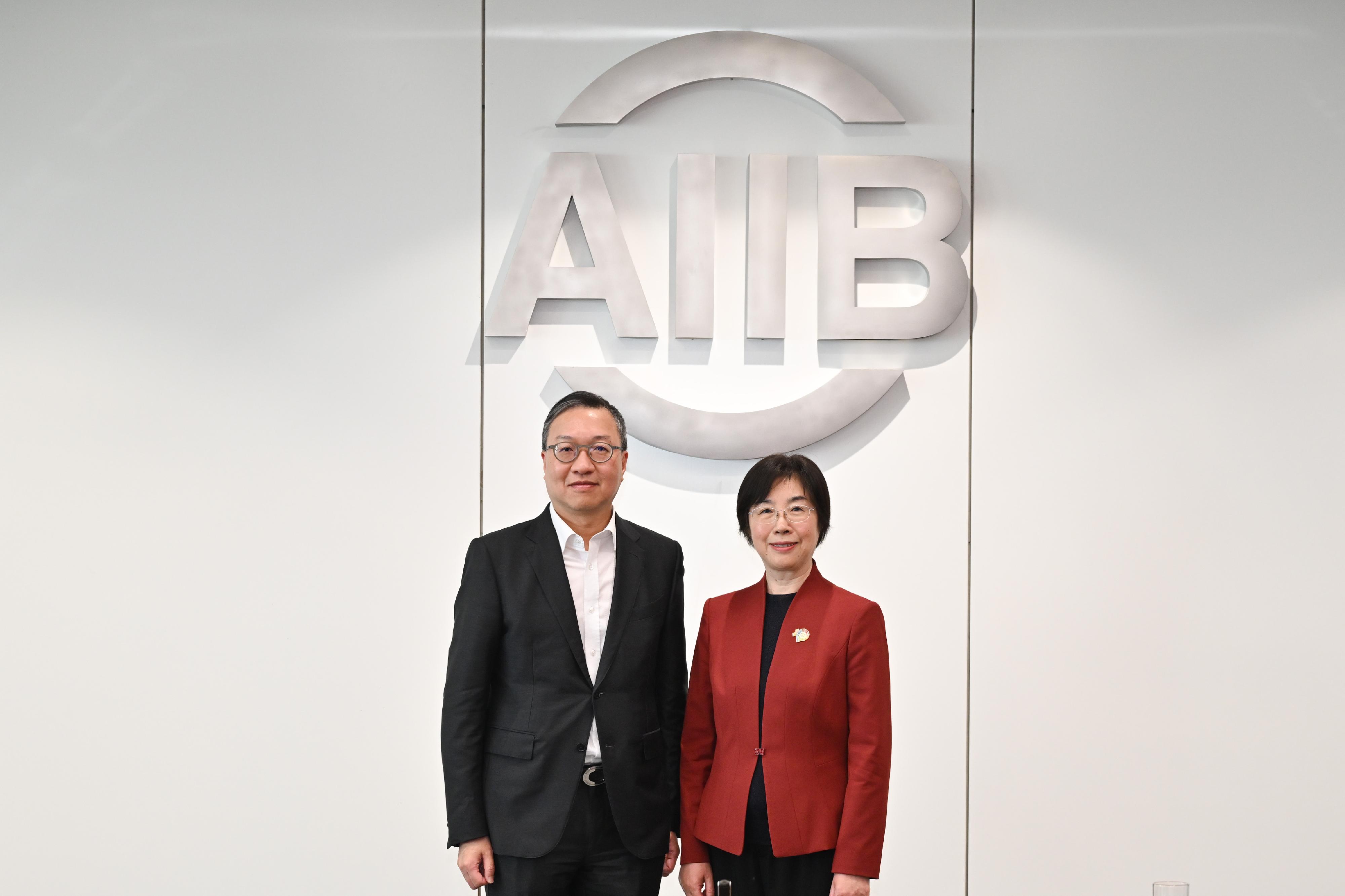 律政司司長林定國資深大律師四月二十四日繼續北京訪問行程。圖示林定國（左）與亞洲基礎設施投資銀行行長鄒加怡（右）於會面後合照。
