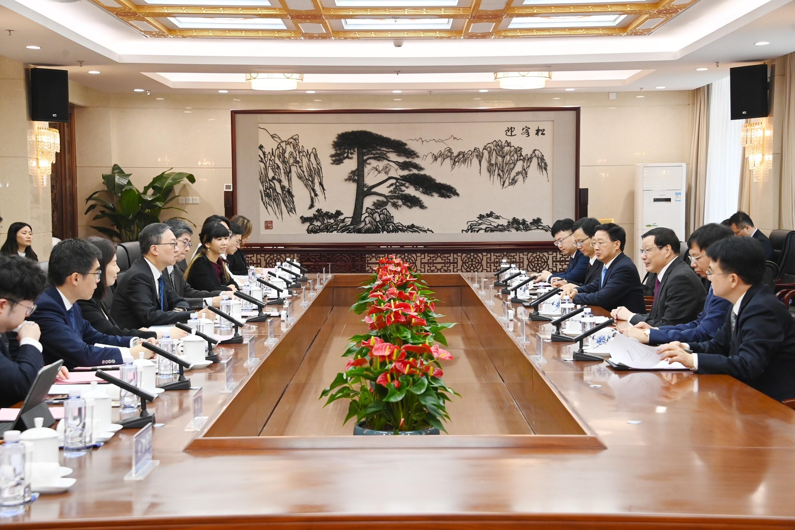 律政司司長林定國資深大律師四月二十四日繼續北京訪問行程，並拜訪最高人民檢察院。圖示林定國（左四）與最高人民檢察院檢察長應勇（右三）會面。刑事檢控專員楊美琪（左三）和國際法律專員丁國榮博士（左五）亦有出席。