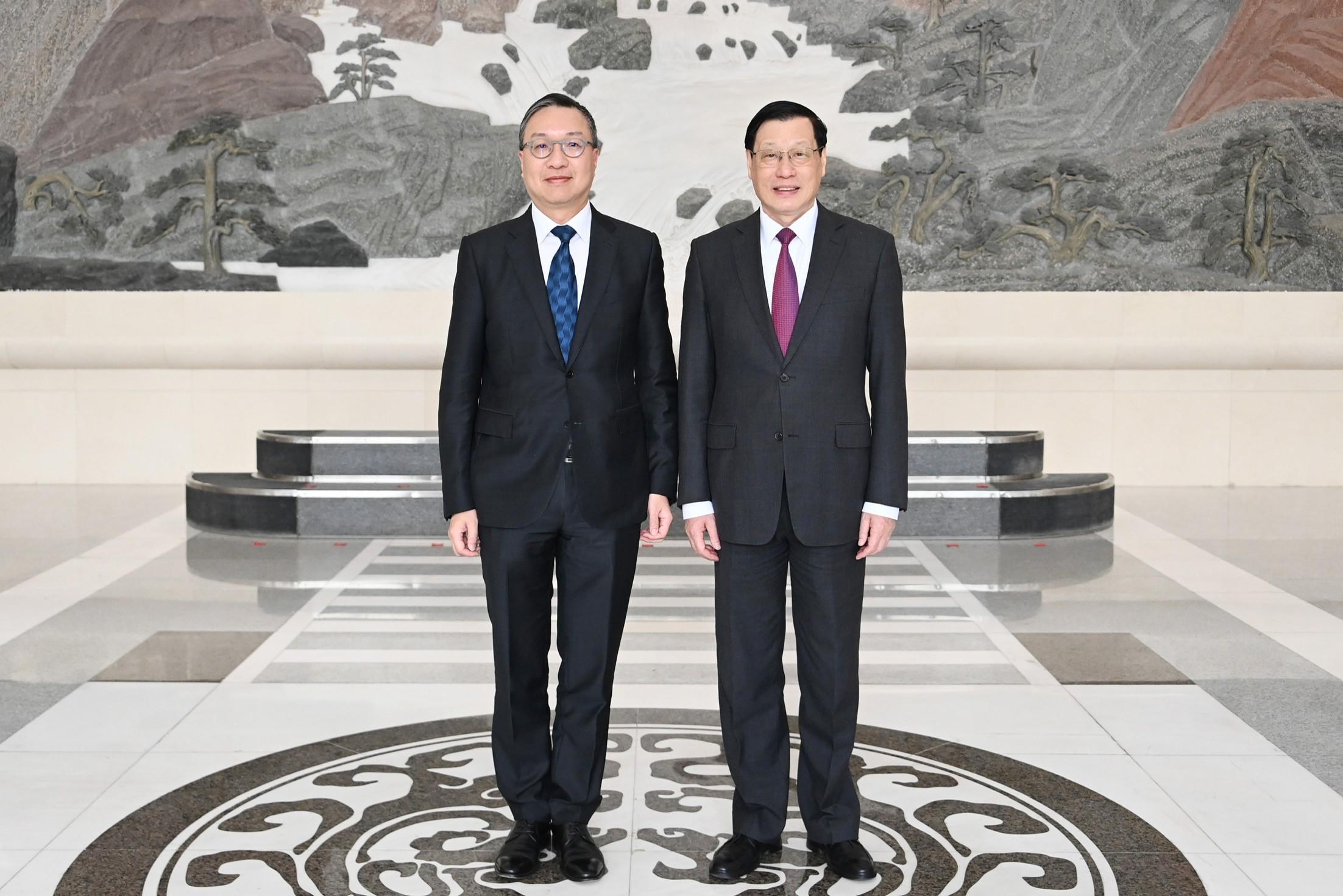 律政司司長林定國資深大律師四月二十四日繼續北京訪問行程，並拜訪最高人民檢察院。圖示林定國（左）與最高人民檢察院檢察長應勇（右）於會面前合照。

