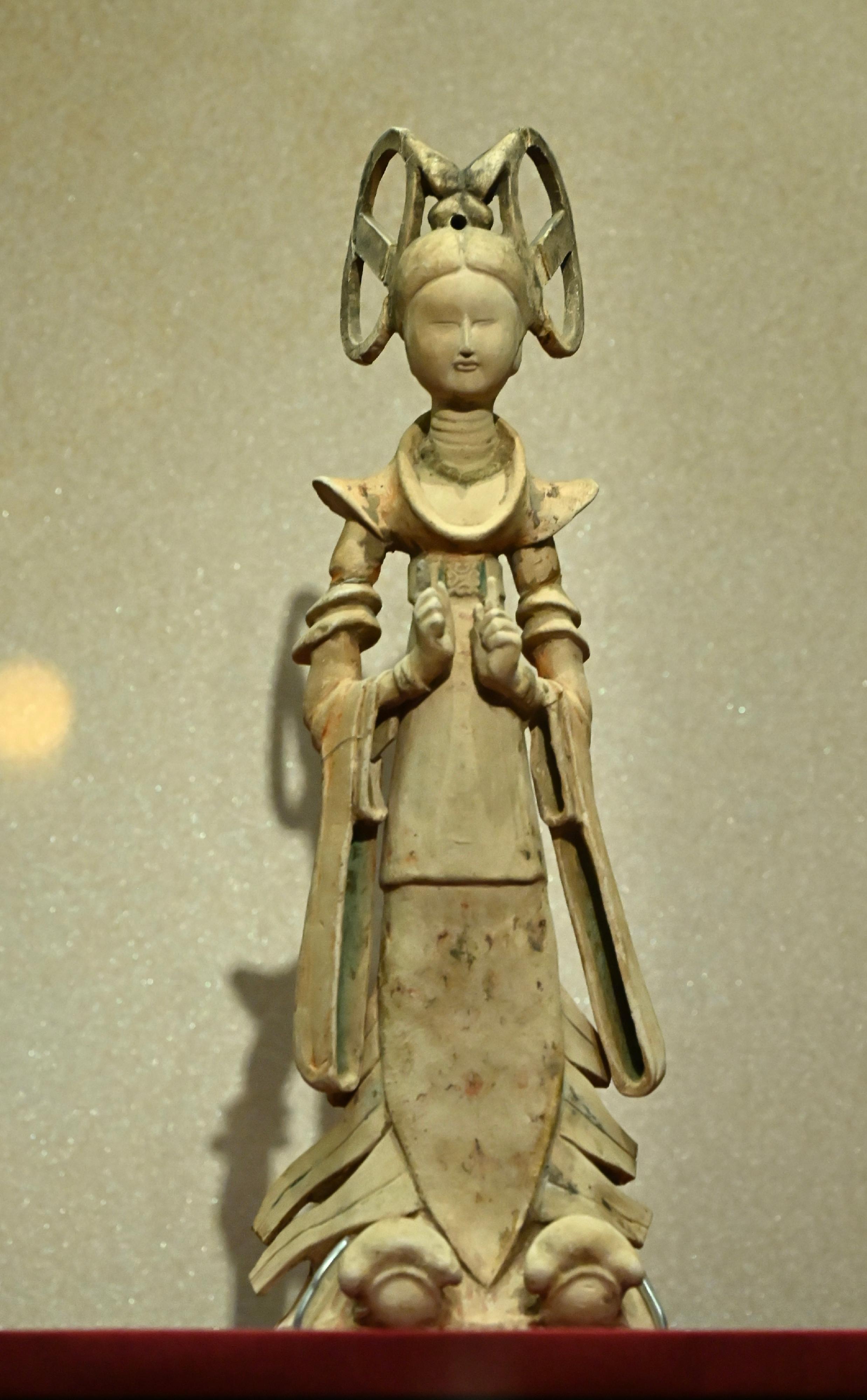 香港歷史博物館的「香港賽馬會呈獻系列：長安萬象&mdash;陝西隋唐文明展」，明日（四月二十五日）起開放給予公眾參觀。圖示唐代「彩繪雙環望仙髻女舞俑」，為長武縣博物館的藏品，屬國家一級文物。