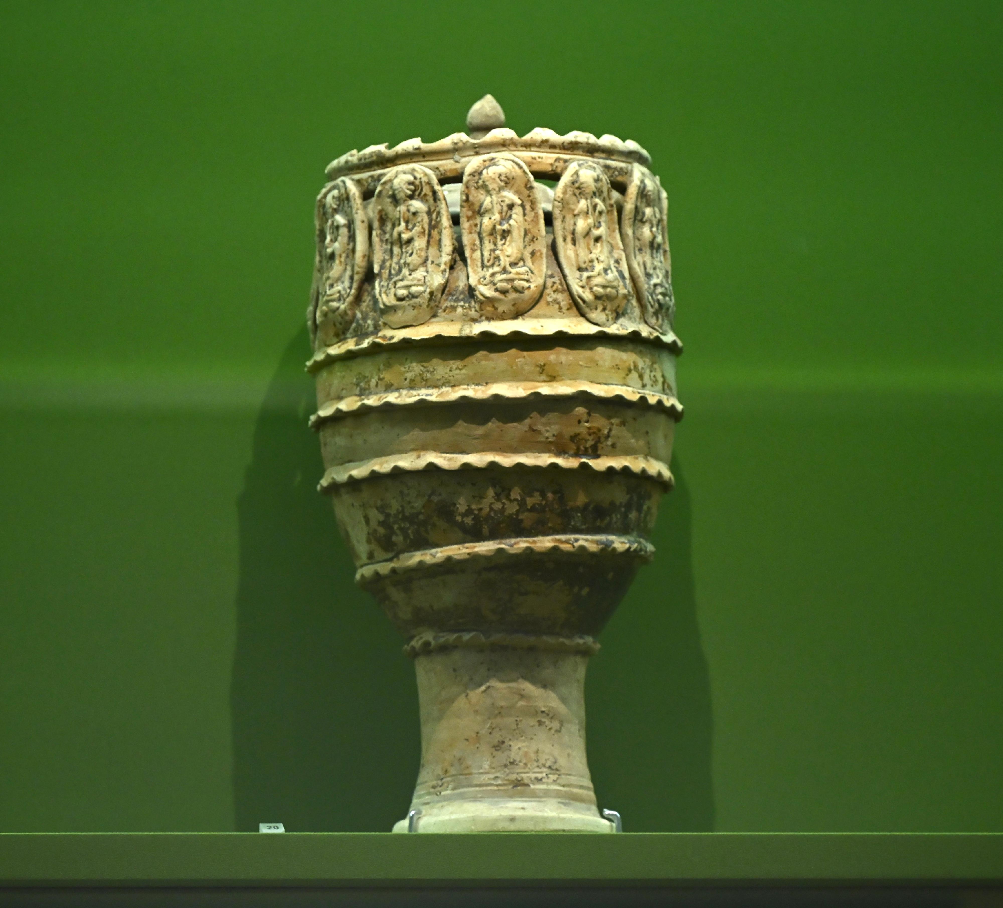 The Hong Kong Museum of History's "The Hong Kong Jockey Club Series: Prosperity and Magnificence - Civilisation of the Sui and Tang Dynasties in Shaanxi Province" exhibition will be open to the public from tomorrow (April 25). Photo shows a cultural relic unearthed in Hong Kong: a spirit jar with its lid unearthed from Shek Kong, Yuen Long, in the Tang dynasty.
