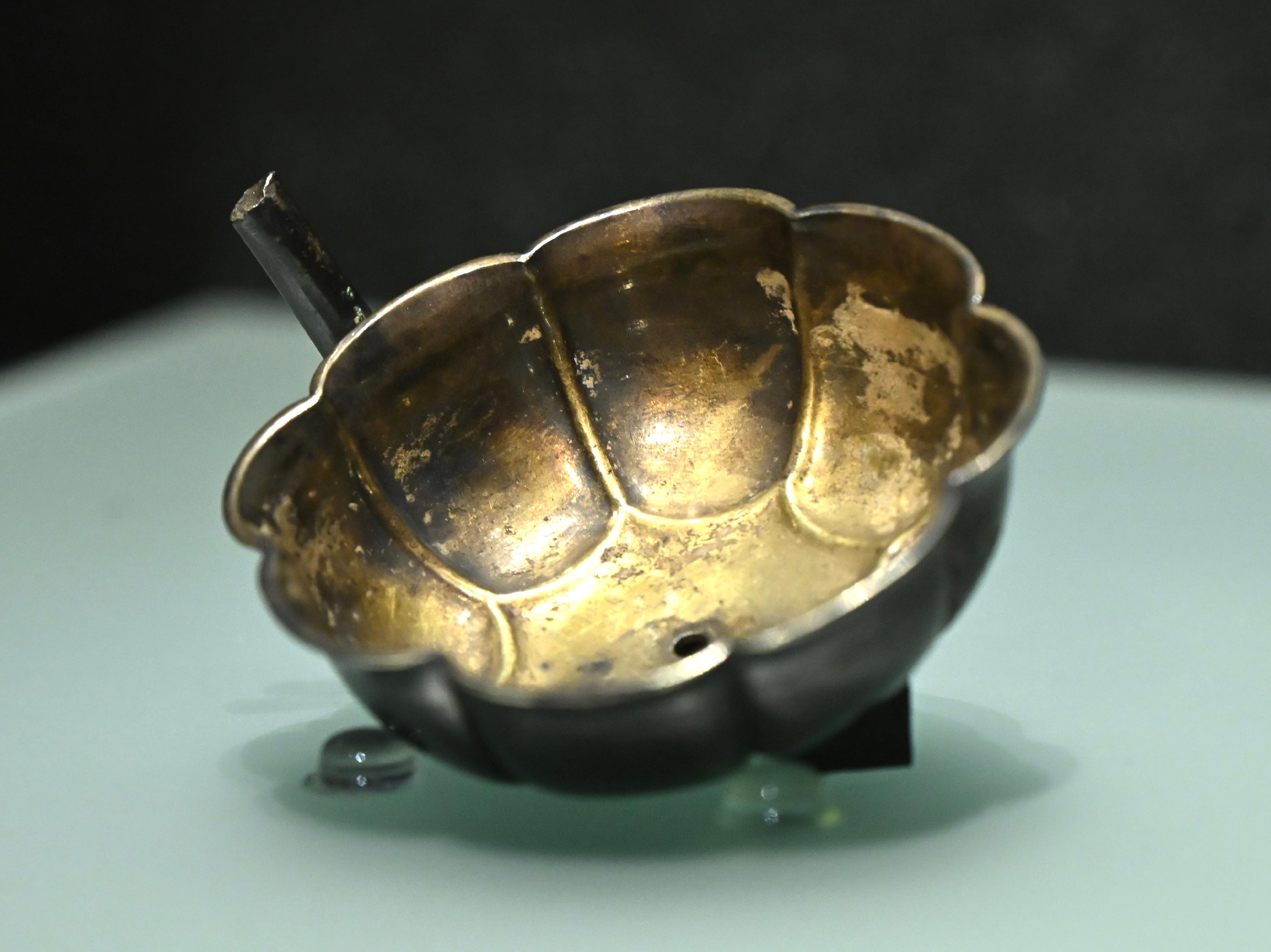 The Hong Kong Museum of History&rsquo;s "The Hong Kong Jockey Club Series: Prosperity and Magnificence - Civilisation of the Sui and Tang Dynasties in Shaanxi Province" exhibition will be open to the public from tomorrow (April 25). Photo shows a grade-one national treasure, a silver-gilt lotus-shaped incense tool unearthed from Hejia Village Hoard. The exquisite patterns reflect the extremely high level of gold and silver craftsmanship during the Tang dynasty.
