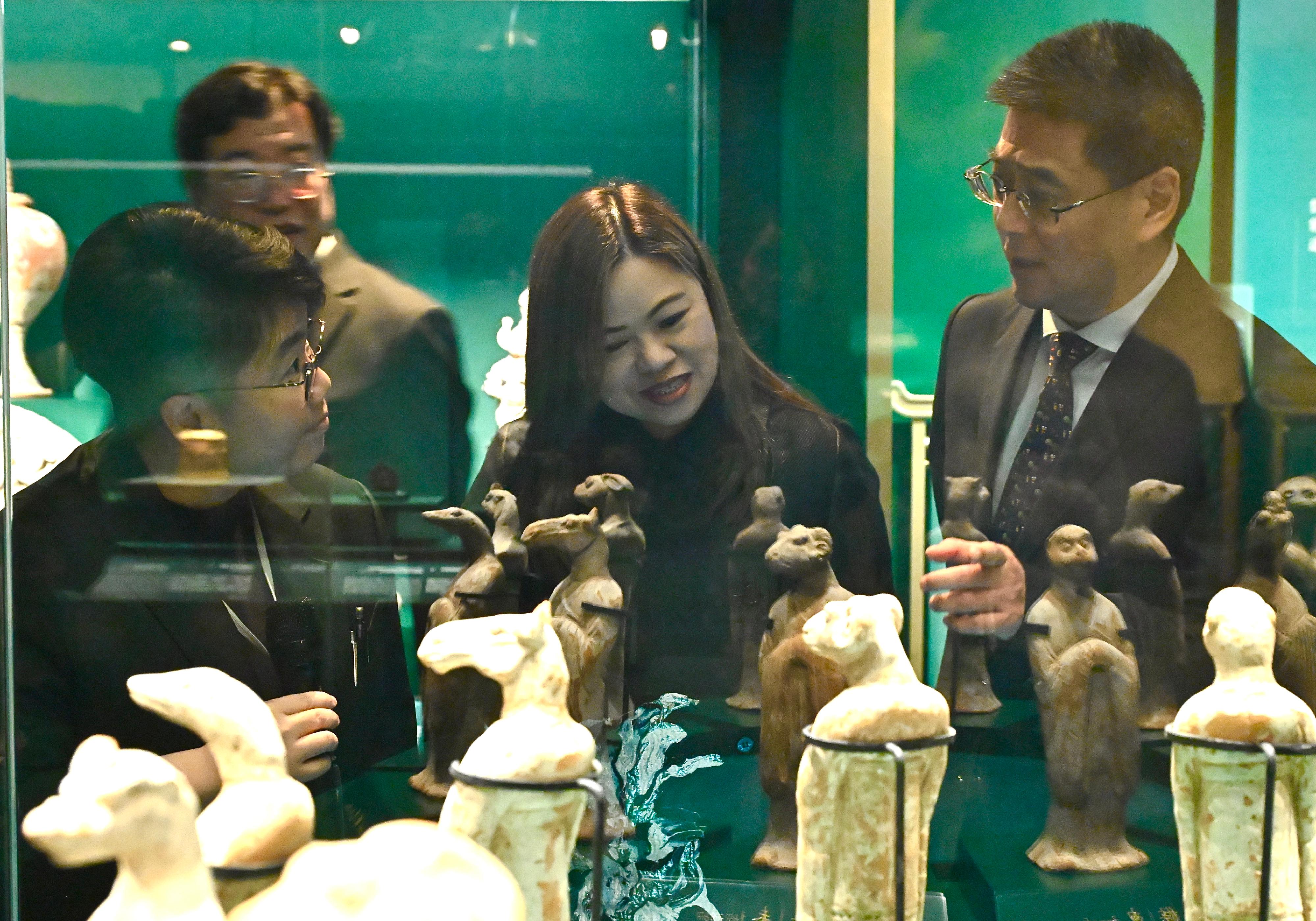 The Hong Kong Museum of History's "The Hong Kong Jockey Club Series: Prosperity and Magnificence - Civilisation of the Sui and Tang Dynasties in Shaanxi Province" exhibition will be open to the public from tomorrow (April 25). Photo shows officiating guests touring the exhibition.
