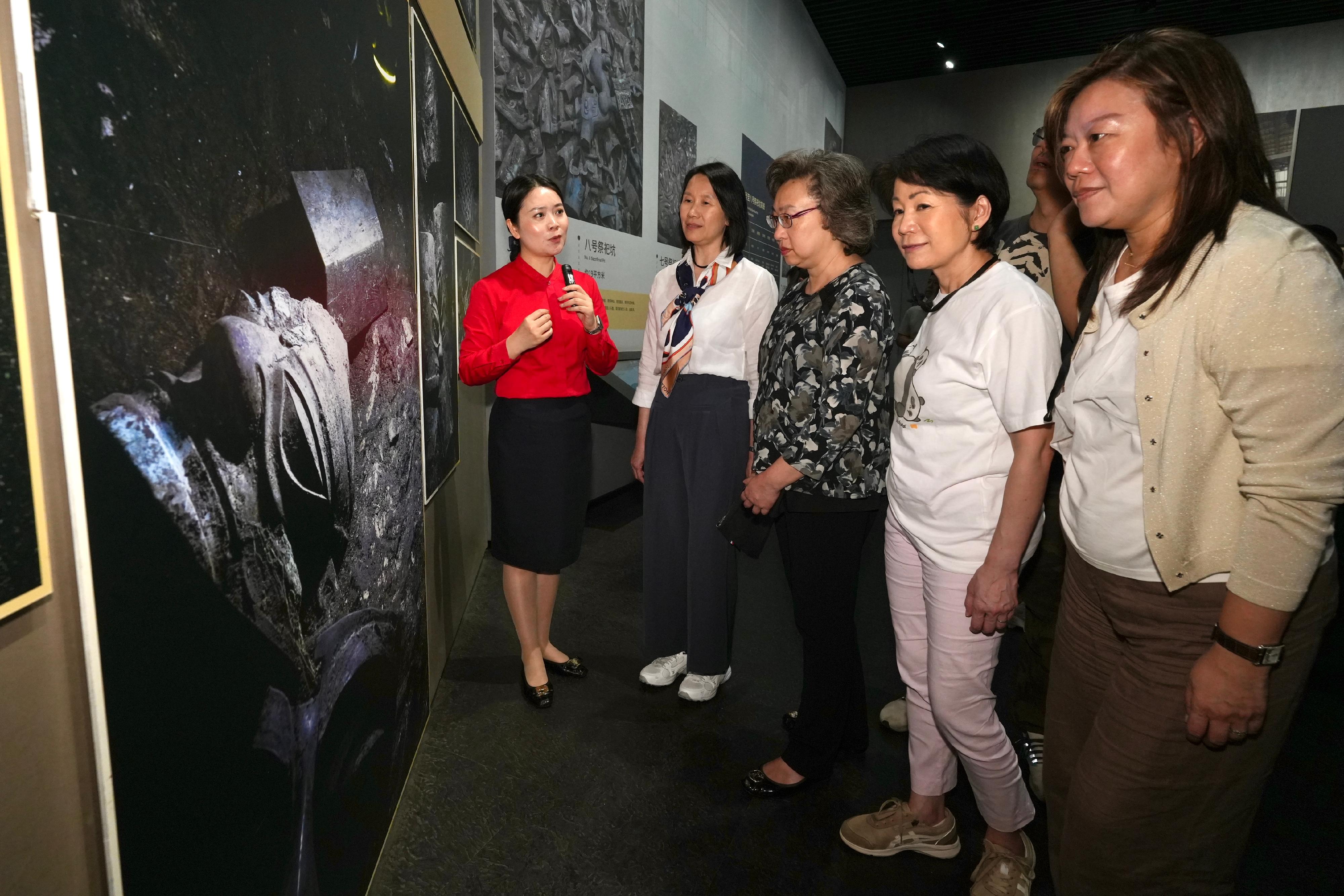 四川省的歷史文化底蘊深厚，在文化和旅遊深度融合，以至文化探索和教育的發展也別具考察意義。圖示公務員事務局局長楊何蓓茵（中）、文化體育及旅遊局常任秘書長沈鳳君（右二）、教育局常任秘書長陳穎韶（右一）及康樂及文化事務署署長陳詠雯（左一）在參與國家事務研修班期間參觀成都三星堆博物館。