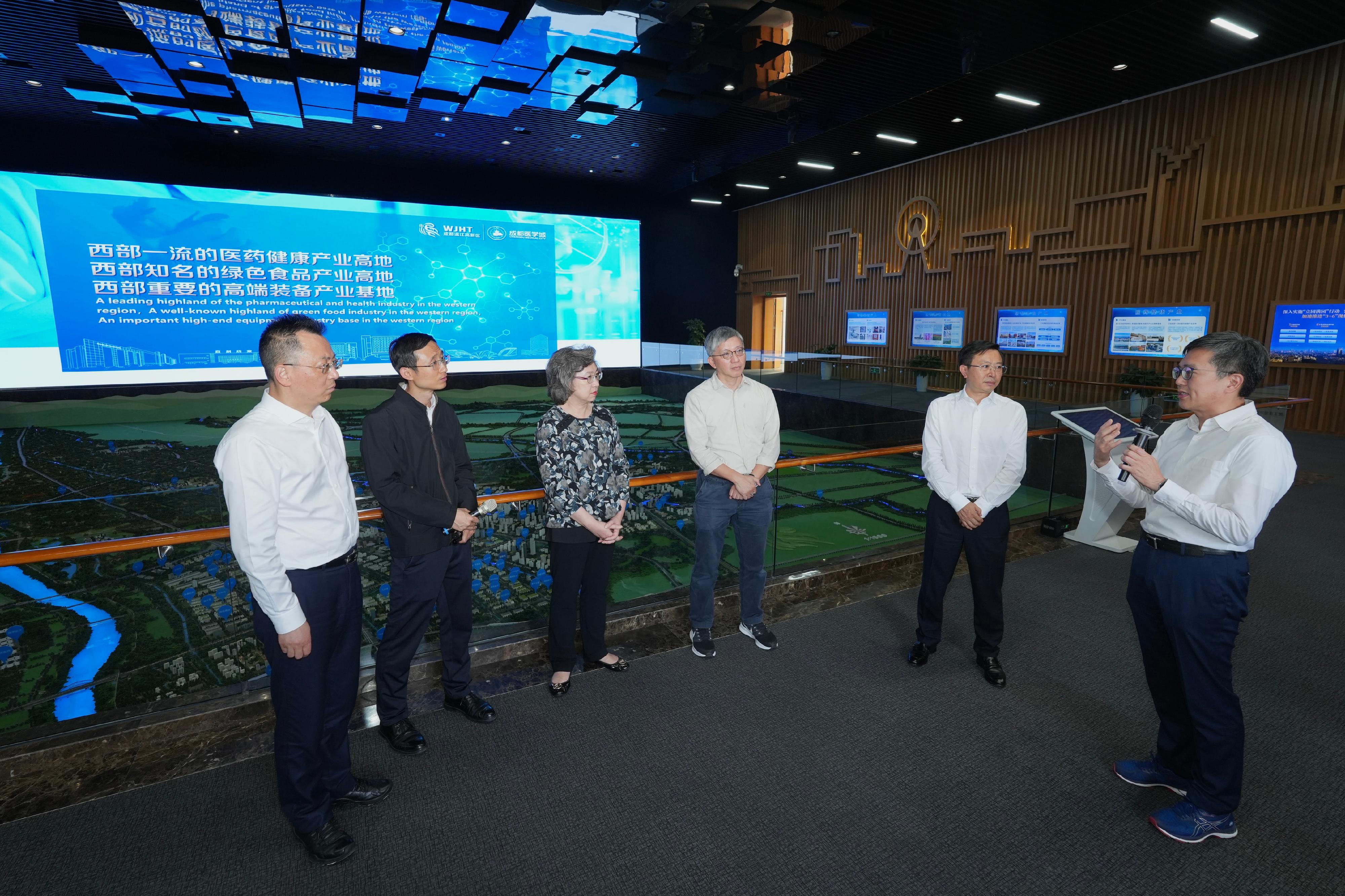 A delegation of Permanent Secretaries and Heads of Departments of the Hong Kong Special Administrative Region Government on a national affairs study led by the Secretary for the Civil Service, Mrs Ingrid Yeung (third left), visited the Chengdu Wenjiang High-tech Industrial Park today (April 24). Photo shows the Permanent Secretary for Innovation, Technology and Industry, Mr Kevin Choi (first right), and the Permanent Secretary for Health, Mr Thomas Chan (third right), exchanging views with the persons-in-charge. 