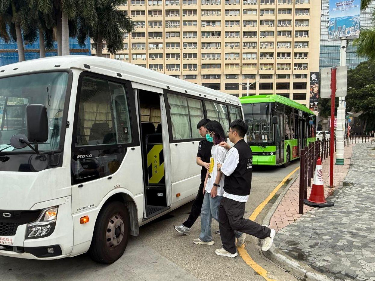 The Immigration Department mounted a series of territory-wide anti-illegal worker operations from April 17 to yesterday (April 23). Photo shows a suspected illegal worker arrested during an operation. 