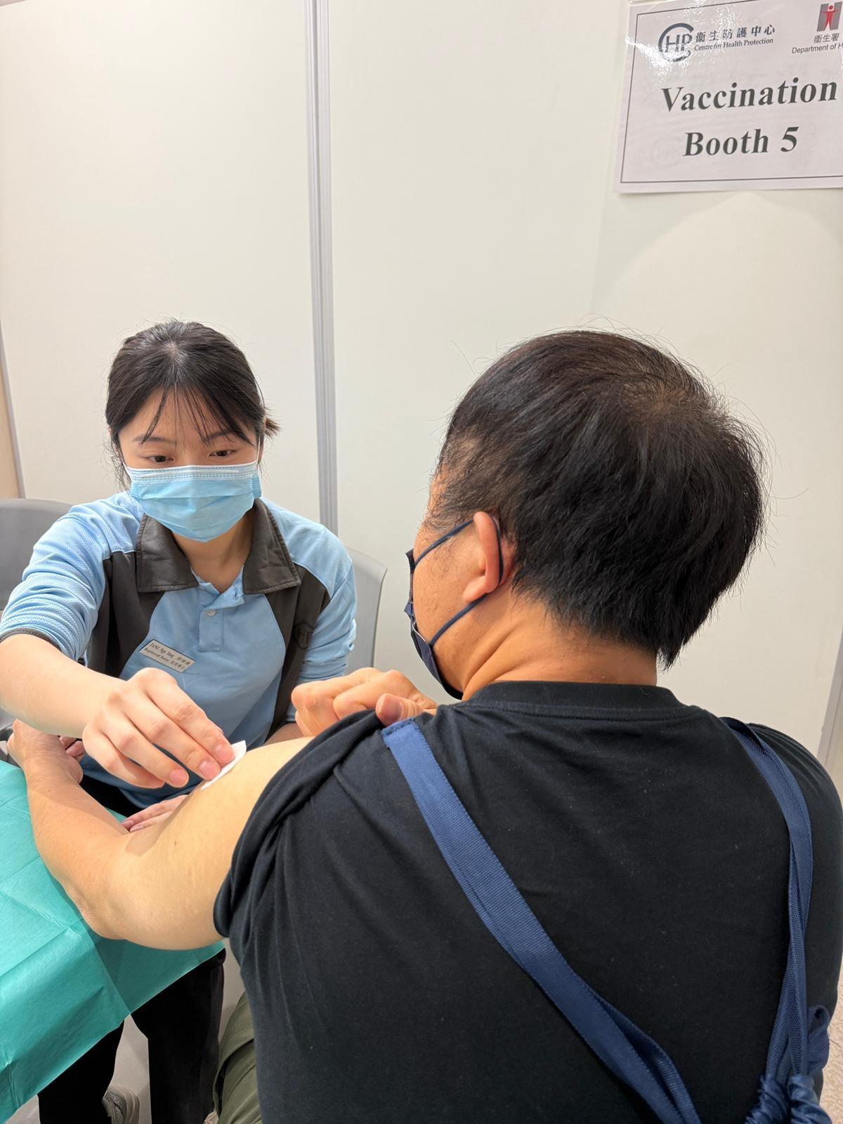 衞生署衞生防護中心（中心）今日（四月二十四日）開始在機場為合資格機場員工免費接種麻疹疫苗，以加強機場社區的群體免疫力，保障公共衞生，防止病毒傳播。圖示中心職員為機場員工接種疫苗。 