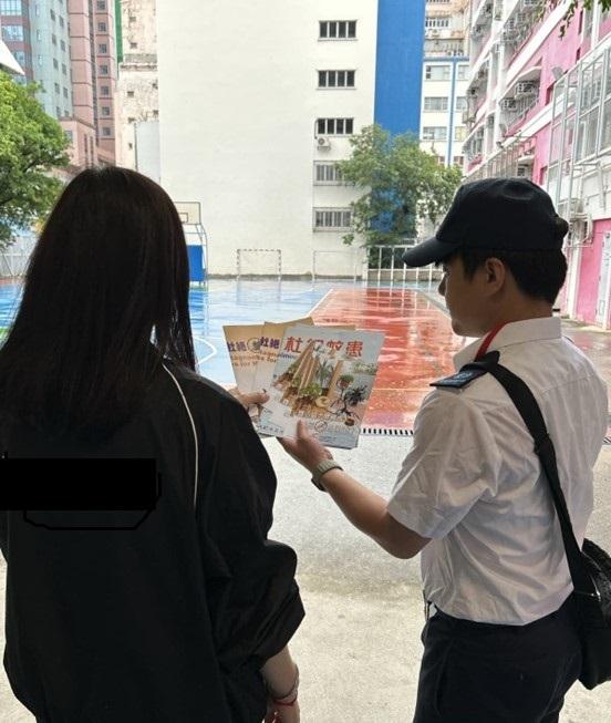 The Food and Environmental Hygiene Department (FEHD) today (April 24) released the fourth batch of gravidtrap indexes and density indexes for Aedes albopictus in April, covering 19 survey areas. Photo shows an FEHD staff member inspecting a school in Wong Tai Sin District, providing the school's staff member with technical advice on mosquito prevention and control.