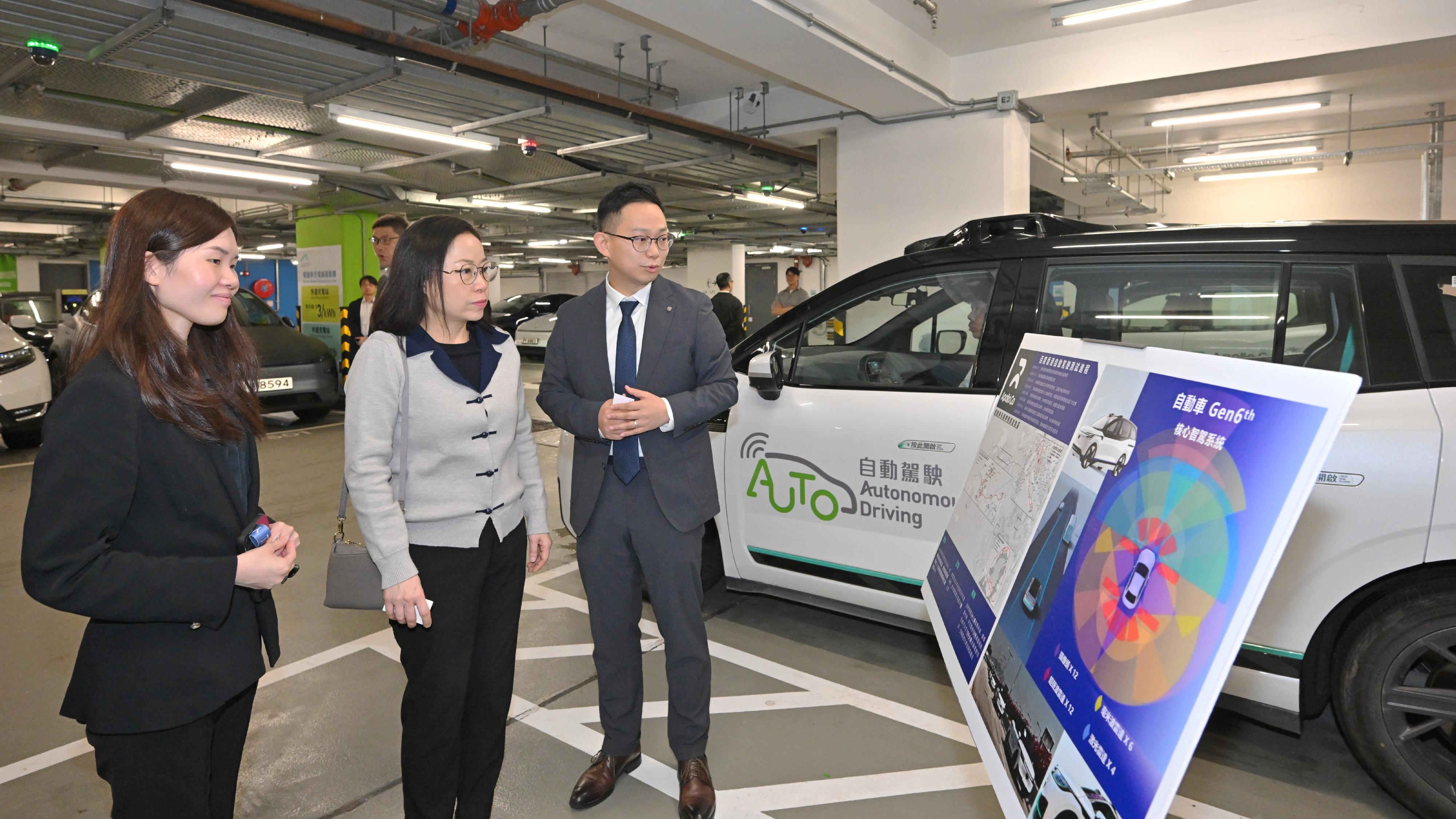 The Transport Department today (April 25) said that the trials of autonomous vehicles in Hong Kong have largely been smooth, demonstrating the city's steady progress in promoting autonomous driving, which is on par with developments on the Mainland and overseas. Photo shows the Commissioner for Transport, Miss Winnie Tse (centre), observing one of the trials on Airport Island and being briefed by the pilot proprietor on its progress. 