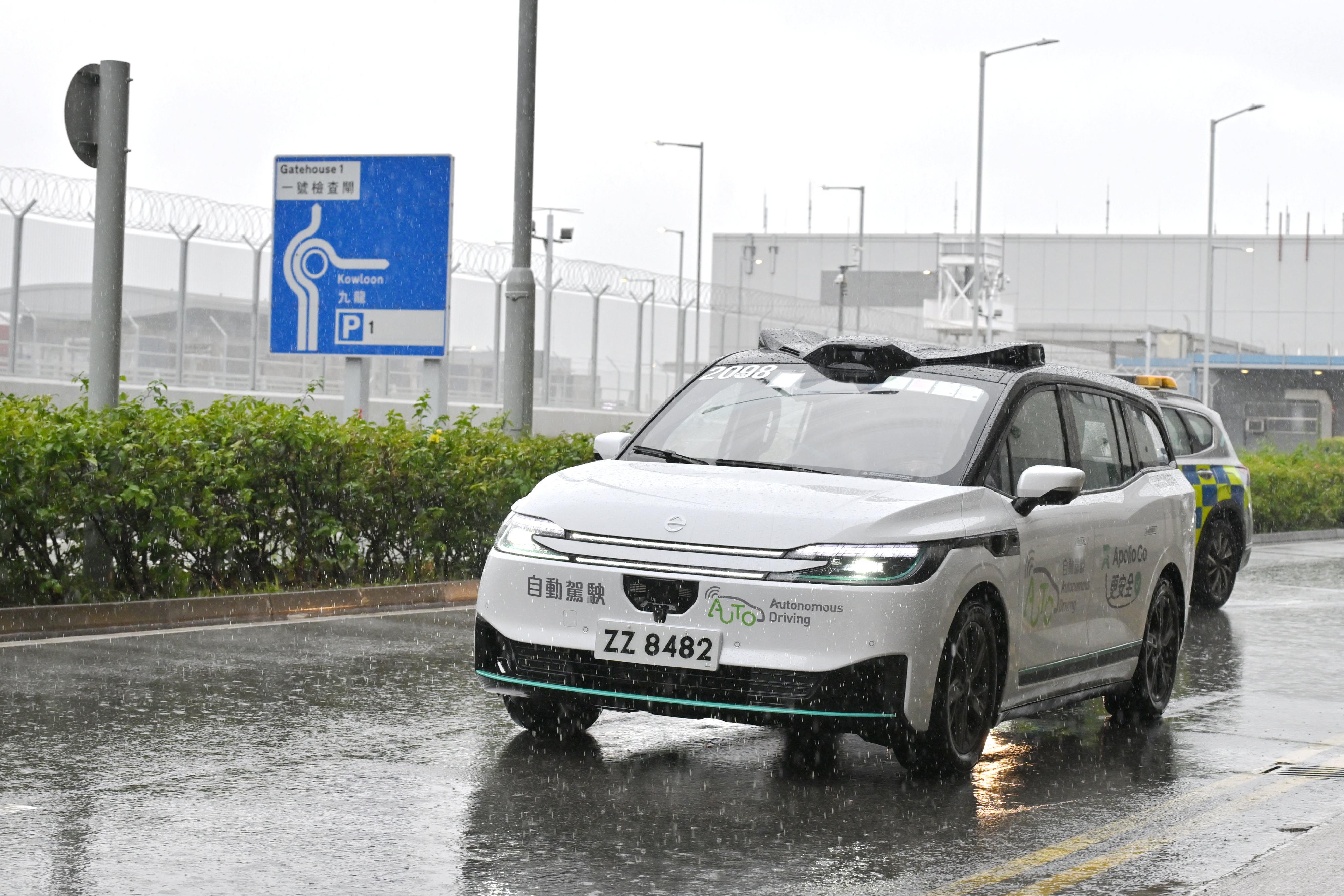 The Transport Department today (April 25) said that the trials of autonomous vehicles in Hong Kong have largely been smooth, demonstrating the city's steady progress in promoting autonomous driving, which is on par with developments on the Mainland and overseas. The Commissioner for Transport, Miss Winnie Tse, observed one of the trials on Airport Island and took a ride in an autonomous private car to learn more about its progress. She said that she was pleased to note that the trial's performance across road sections was stable, safe and smooth.