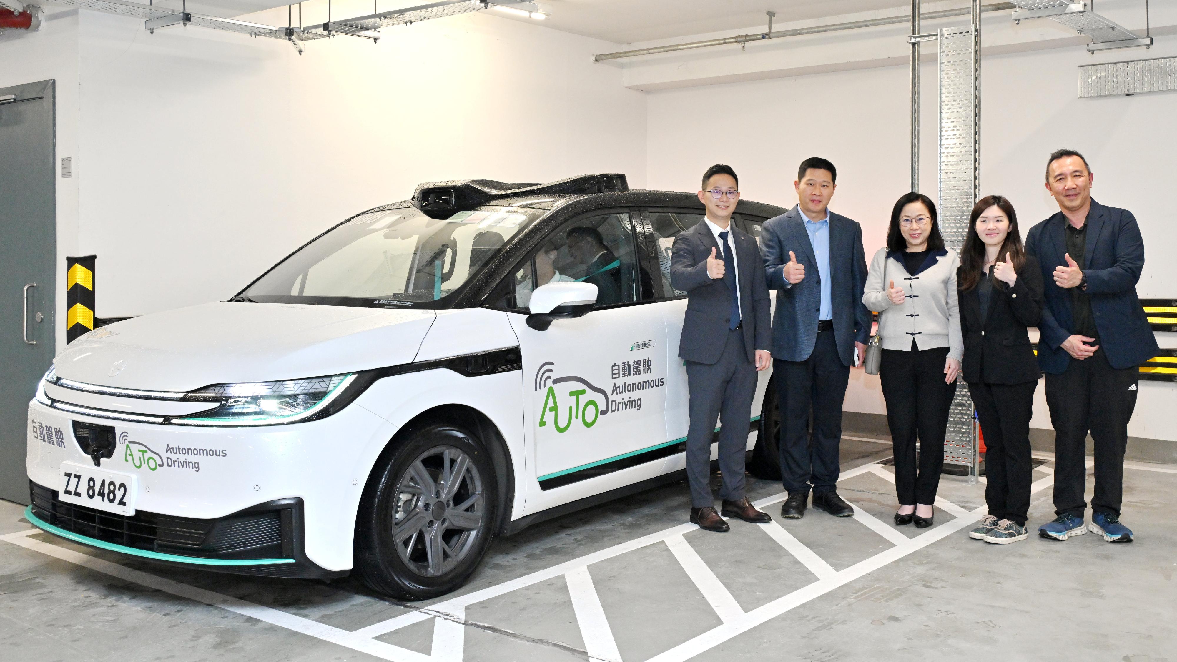 The Transport Department (TD) today (April 25) said that the trials of autonomous vehicles in Hong Kong have largely been smooth, demonstrating the city's steady progress in promoting autonomous driving, which is on par with developments on the Mainland and overseas. Photo shows the Commissioner for Transport, Miss Winnie Tse (centre), accompanied by the Chief Electrical and Mechanical Engineer/Autonomous Driving and Bus Technology of the TD, Mr Derek Chung (first right), and the team of the pilot proprietor of one of the trials on Airport Island.