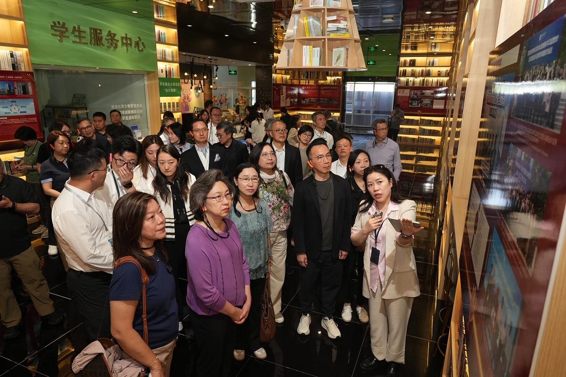 A delegation of Permanent Secretaries and Heads of Departments of the Hong Kong Special Administrative Region  Government on a national affairs study led by the Secretary for the Civil Service, Mrs Ingrid Yeung (front row, second left), visited the Hong Kong and Sichuan Youth's Innovation and Entrepreneurship Community in Chengdu this morning (April 25).
