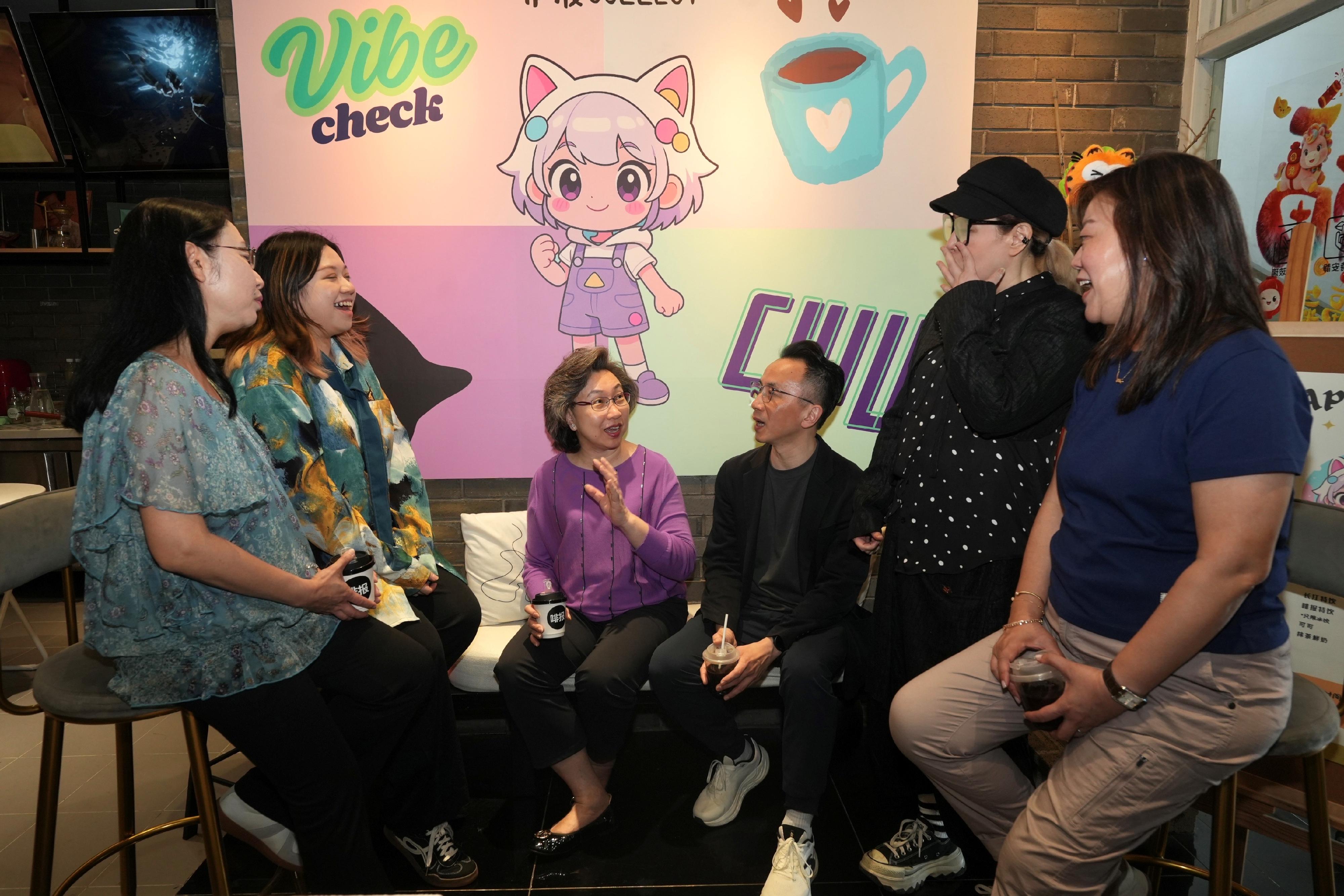 A delegation of Permanent Secretaries and Heads of Departments of the Hong Kong Special Administrative Region  Government on a national affairs study visited the Hong Kong and Sichuan Youth's Innovation and Entrepreneurship Community in Chengdu this morning (April 25). Youman (second right) and Vanessa (second left) from Hong Kong started business in Chengdu and founded a caf&eacute; in the Community. Photo shows the Secretary for the Civil Service, Mrs Ingrid Yeung (third left); the Permanent Secretary for Labour and Welfare, Ms Alice Lau (first left); the Permanent Secretary for Home and Youth Affairs, Mr Patrick Li (third right); and the Permanent Secretary for Education, Ms May Chan (first right), chatting with them to learn about their entrepreneurial journey and career plans.