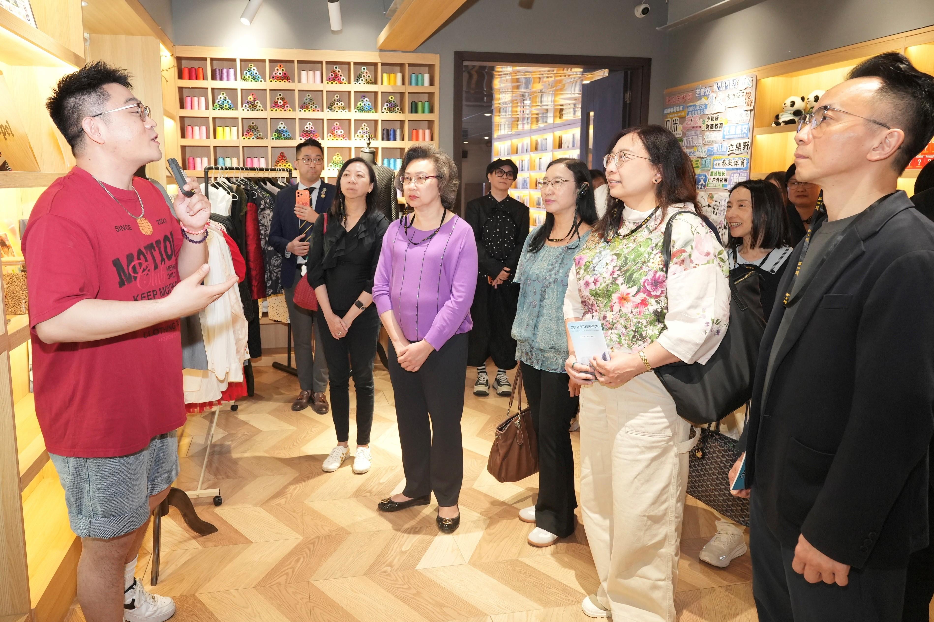 A delegation of Permanent Secretaries and Heads of Departments of the Hong Kong Special Administrative Region Government on a national affairs study visited the Hong Kong and Sichuan Youth's Innovation and Entrepreneurship Community in Chengdu this morning (April 25). Photo shows the Secretary for the Civil Service, Mrs Ingrid Yeung (front row, fourth right); the Permanent Secretary for Labour and Welfare, Ms Alice Lau (front row, third right); the Permanent Secretary for Civil Service, Ms Shirley Lam (front row, fifth right); the Permanent Secretary for Home and Youth Affairs, Mr Patrick Li (front row, first right); and the Permanent Secretary for Environment and Ecology (Food), Ms Irene Young (front row, second right), listening to a sharing of a young person from Hong Kong (left) the experience to further his studies in traditional chinese medicine after graduating from a university in Hong Kong.

