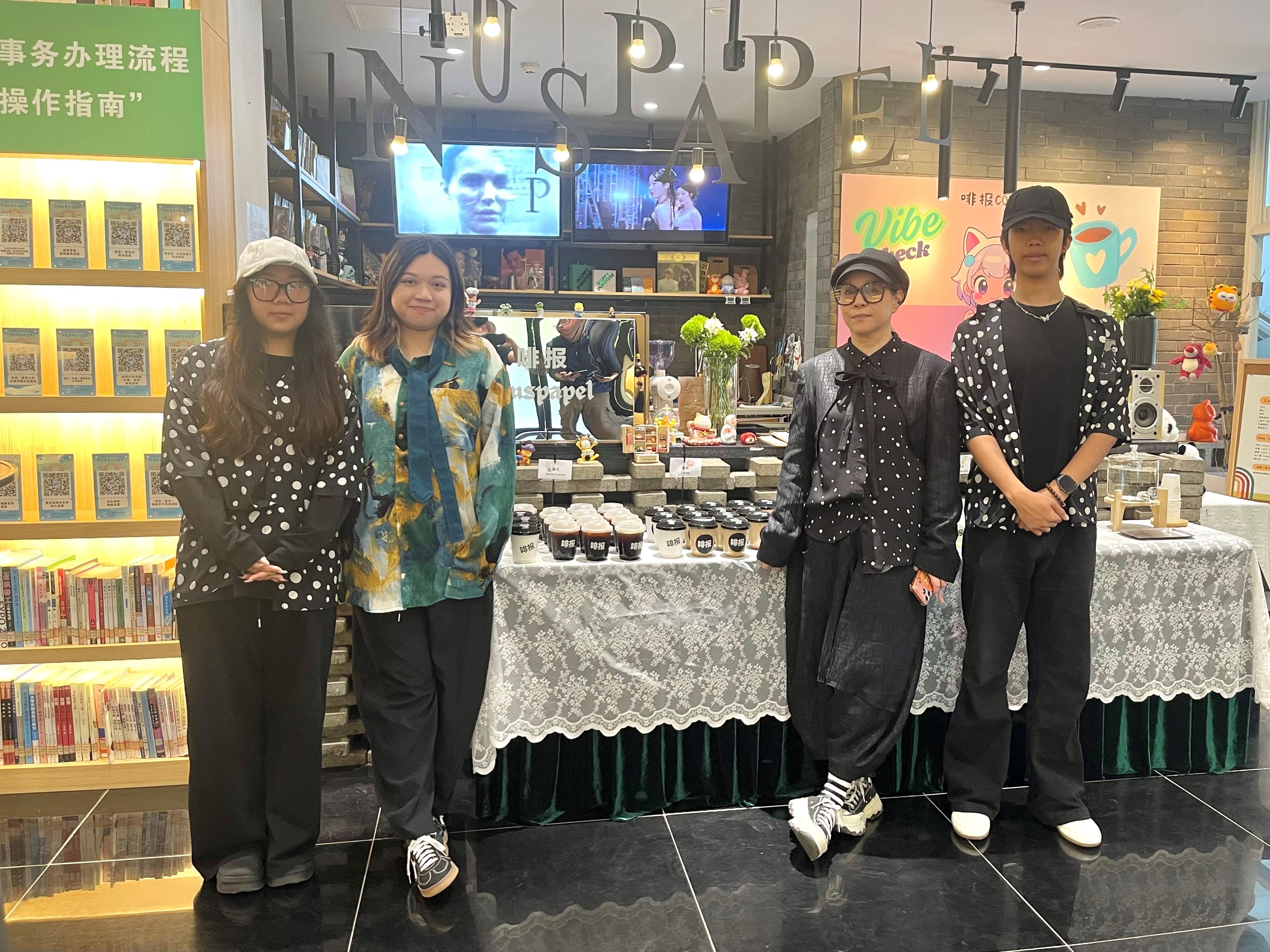 Youman (second right) and Vanessa (second left) from Hong Kong started business in Chengdu and founded a caf&eacute; in the Hong Kong and Sichuan Youth's Innovation and Entrepreneurship Community. They enjoy working with the local youth at the caf&eacute; and together pursue their dreams in Chengdu.
