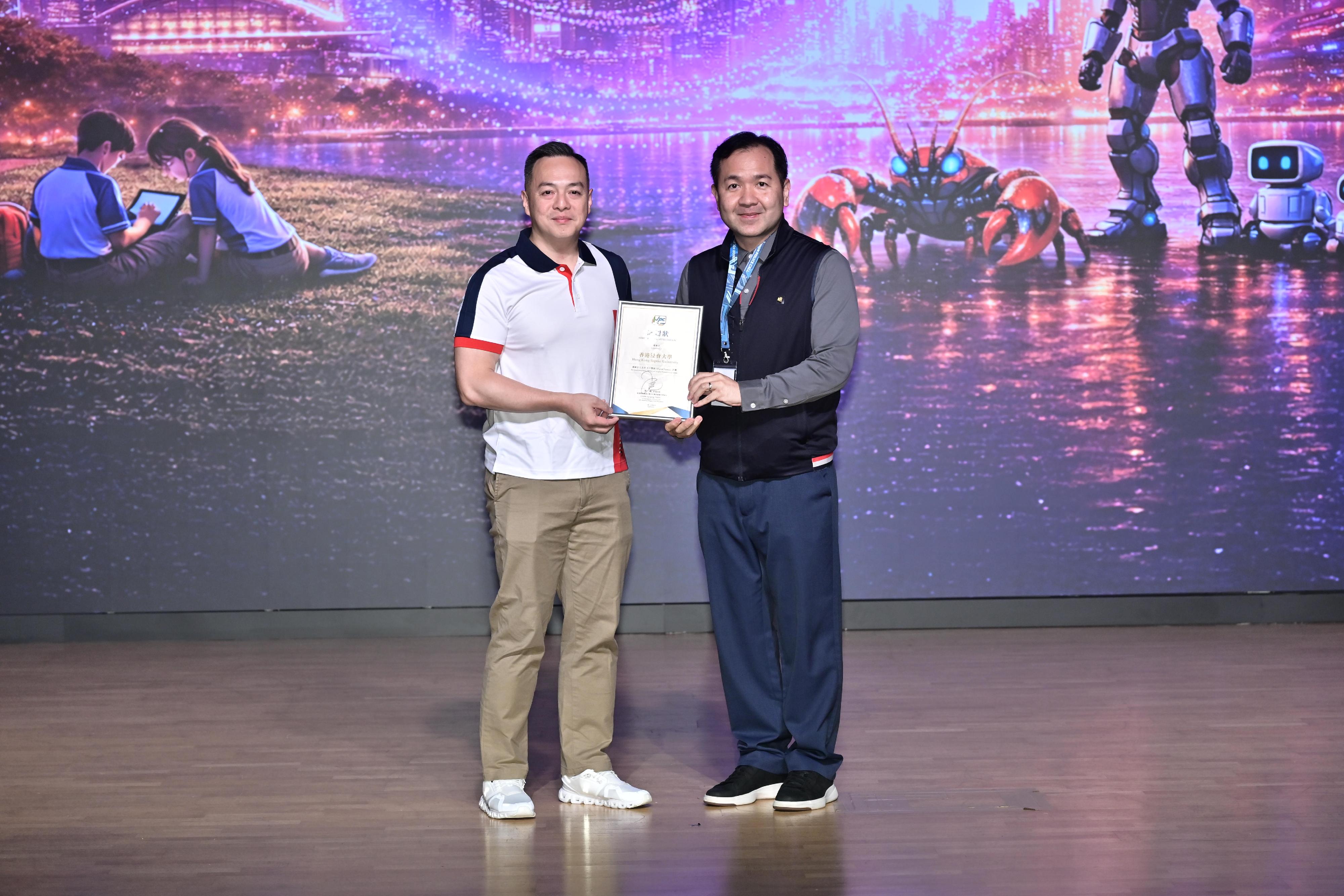 The Junior Police Call of the Hong Kong Police Force, together with the Hong Kong Baptist University (HKBU), held the AI-GITAL NOMADS Scheme cum Award Presentation Ceremony today (April 25). Photo shows the Commissioner of Police, Mr Chow Yat-ming (left), presenting a certificate of appreciation to the representative of the HKBU, Professor Howard Ling (right).