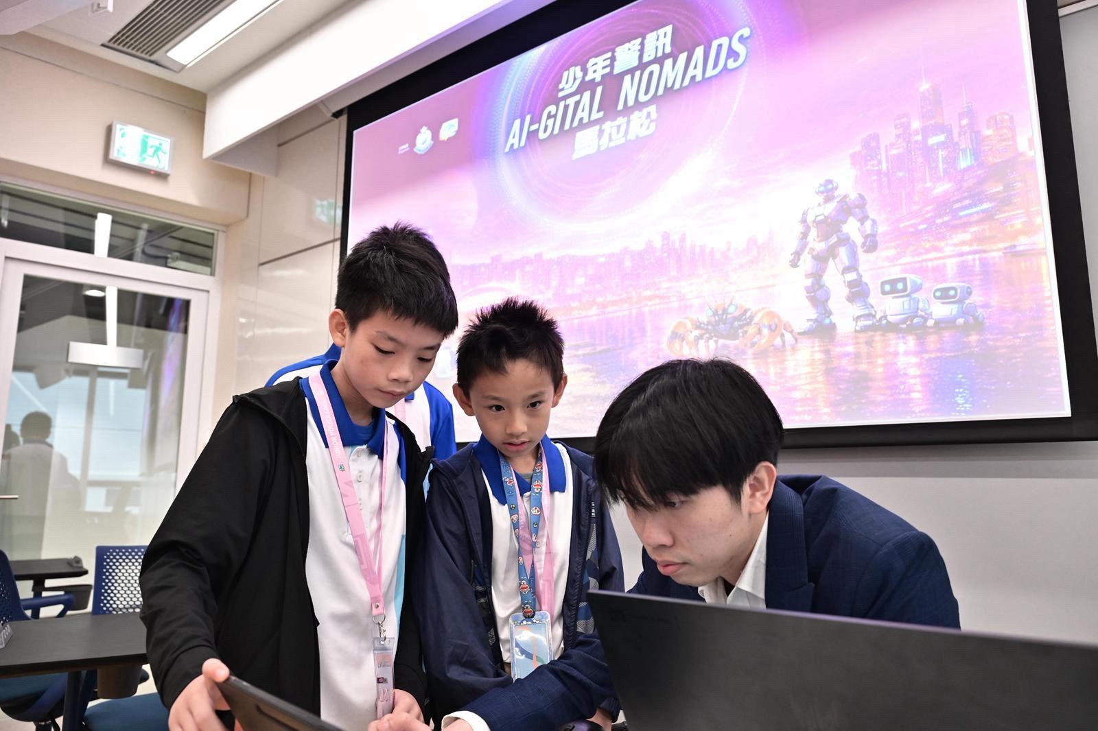 The Junior Police Call of the Hong Kong Police Force, together with the Hong Kong Baptist University, held the AI-GITAL NOMADS Scheme cum Award Presentation Ceremony today (April 25). Photo shows a competing team of the primary school section participating in the hackathon under the guidance of an industry expert, applying the AI skills learned in previous courses to design four-panel comics, showcasing their creativity.