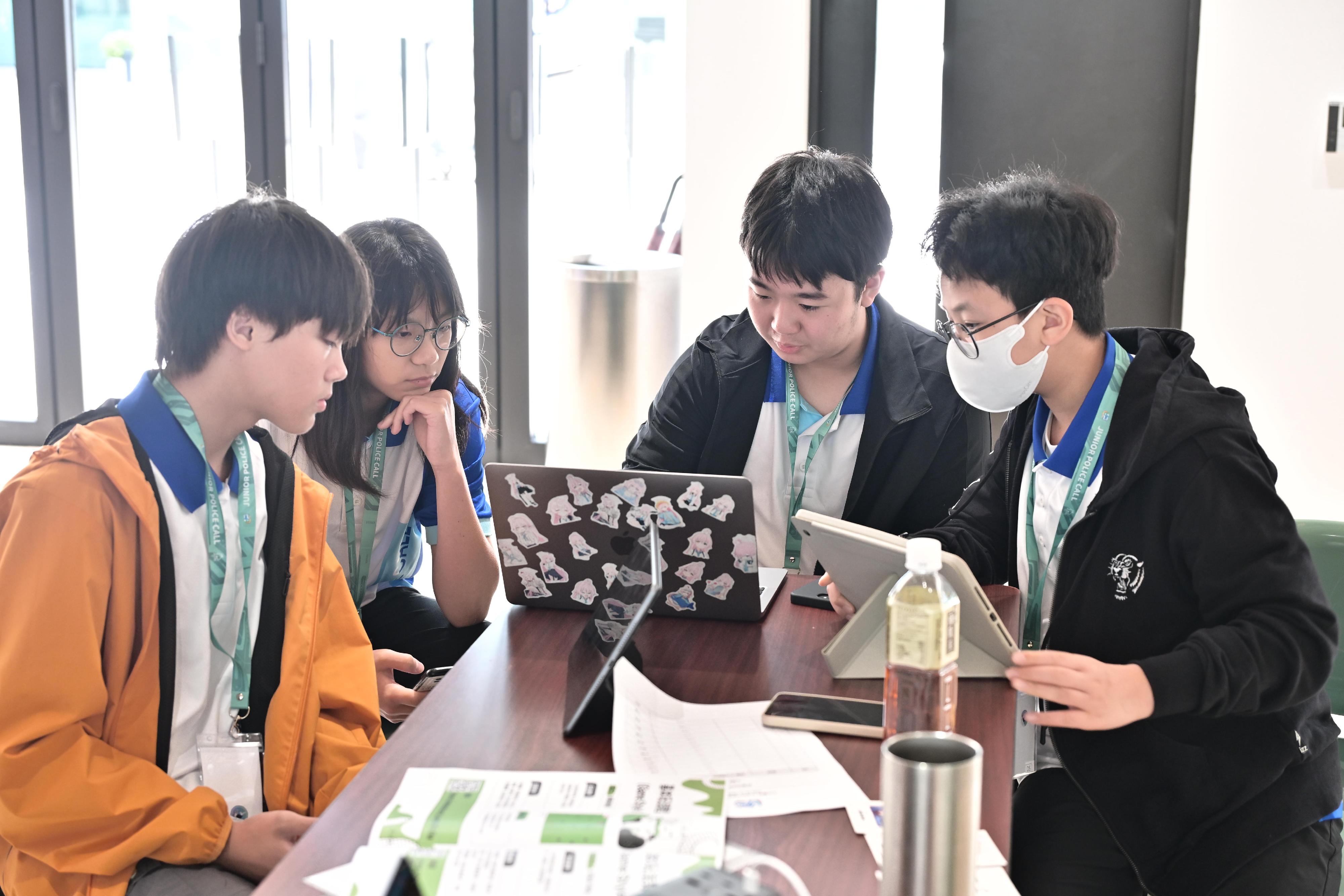 The Junior Police Call of the Hong Kong Police Force, together with the Hong Kong Baptist University, held the AI-GITAL NOMADS Scheme cum Award Presentation Ceremony today (April 25). Photo shows a competing team of the secondary school section participating in the hackathon, applying the AI skills learned in previous courses to design games, showcasing their creativity.