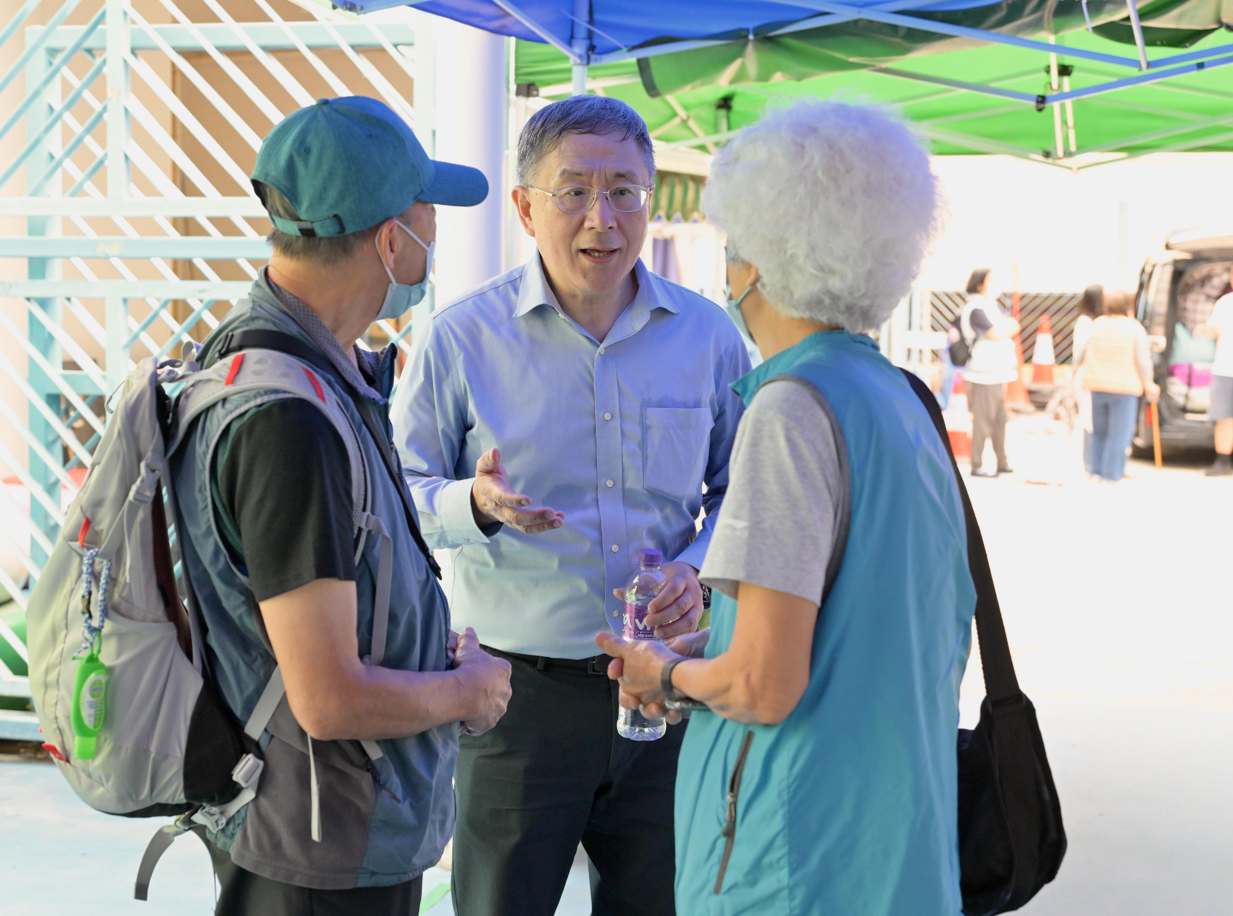 The Deputy Chief Secretary for Administration, Mr Cheuk Wing-hing, today (April 25) visited the resident waiting area set up at Tai Po Baptist Public School and talked with residents of Wang Yan House. They are thankful to staff who were helpful in transporting their belongings. Photo shows Mr Cheuk (centre) talking with residents of Wang Yan House.