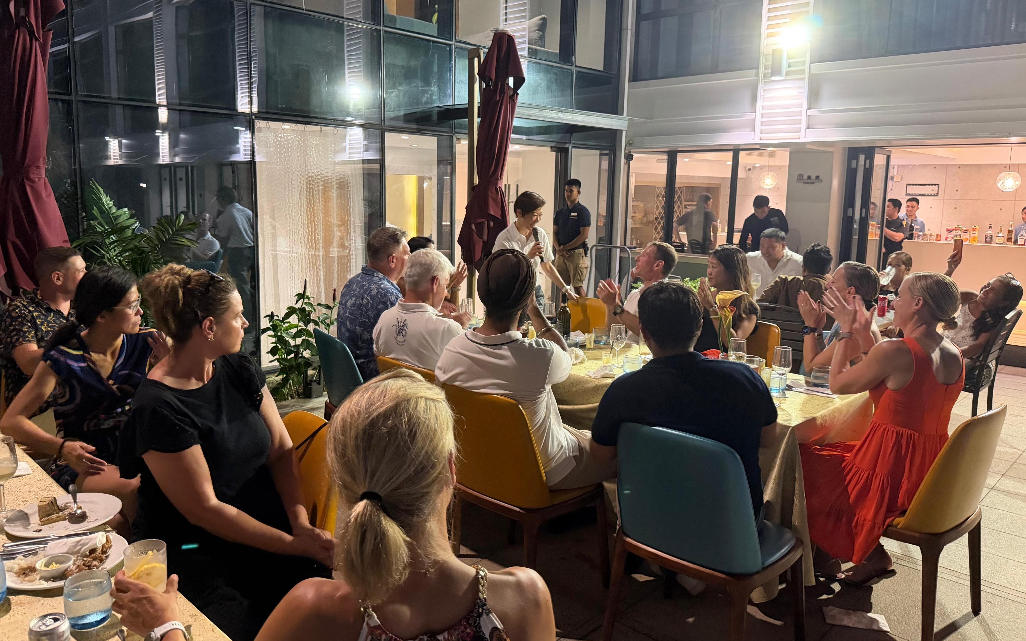 香港駐新加坡經濟貿易辦事處（駐新加坡經貿辦）支持香港隊伍參與於四月二十四日至二十六日在菲律賓舉行的長灘島國際龍舟節2026，並藉此機會推廣香港作為亞洲盛事之都。為進一步促進與香港隊伍和當地夥伴的交流，駐新加坡經貿辦昨日（四月二十五日）舉辦「香港之夜」晚餐，共約四十名來自香港隊伍、長灘島龍舟協會、菲律賓龍舟協會、馬來鎮政府及國際龍舟聯合會的代表出席。其間，大家就龍舟訓練及比賽經驗進行積極交流，並探討未來合作及參與賽事的機會。圖示「香港之夜」晚餐。