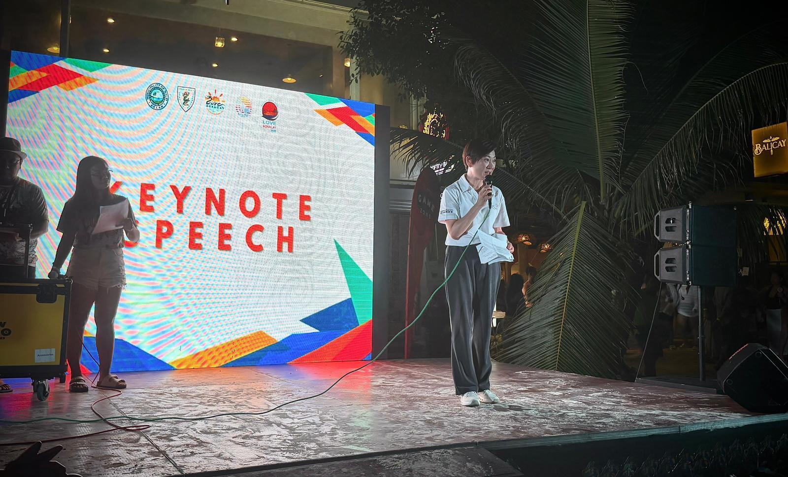 香港駐新加坡經濟貿易辦事處（駐新加坡經貿辦）支持香港隊伍參與於四月二十四日至二十六日在菲律賓舉行的長灘島國際龍舟節2026，並藉此機會推廣香港作為亞洲盛事之都。駐新加坡經貿辦處長熊佩玲今晚（四月二十六日）出席龍舟節頒獎儀式，並向各項賽事冠軍頒發由駐新加坡經貿辦贊助的香港經貿辦冠軍獎杯。圖示熊佩玲於龍舟節頒獎儀式致辭。