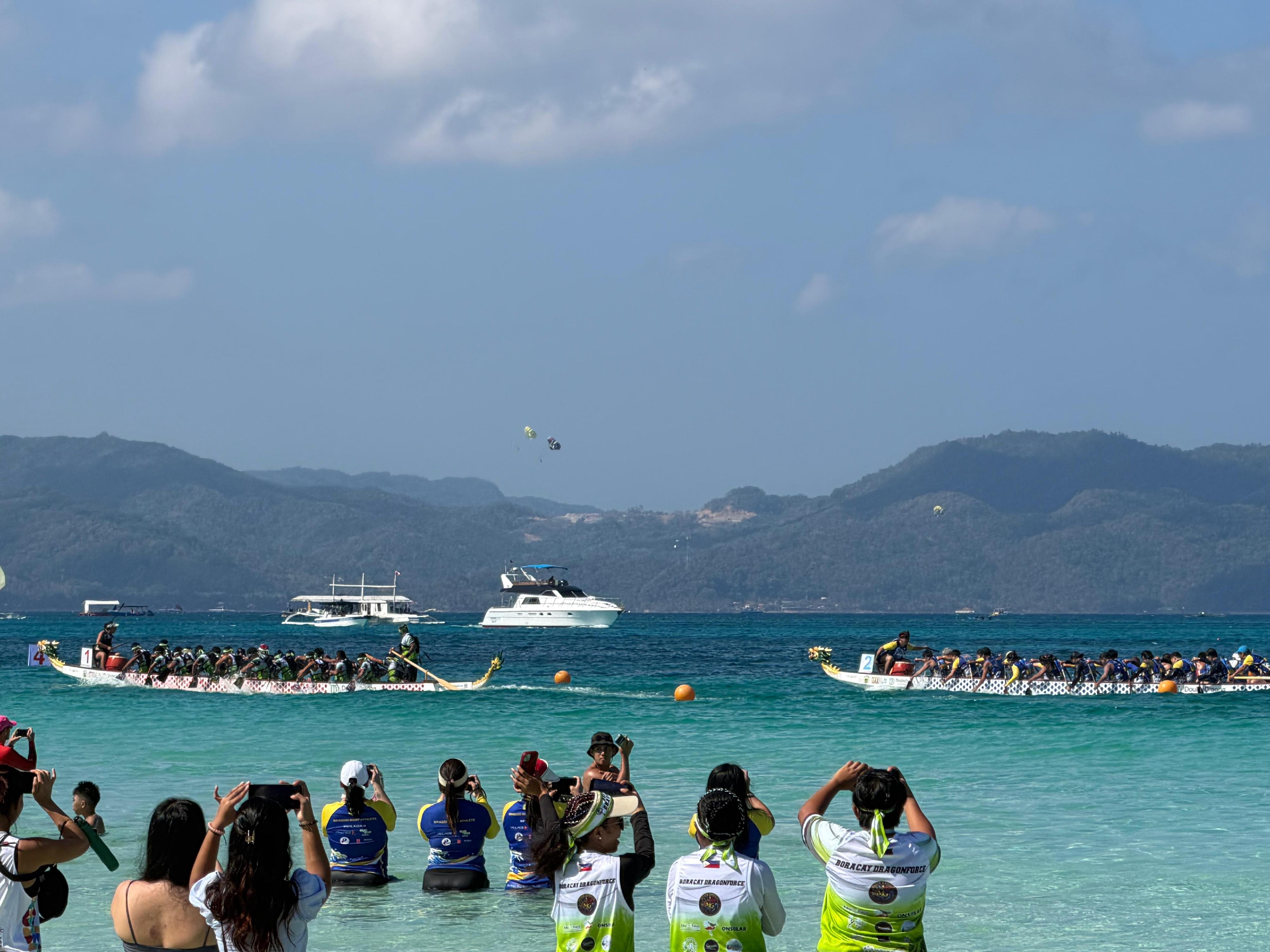 The Hong Kong Economic and Trade Office in Singapore supported Hong Kong teams participating in the LOVEBoracay International Dragon Boat Festival 2026, held from April 24 to 26 in the Philippines, while taking the opportunity to promote Hong Kong as the events capital of Asia. Photo shows a dragon boat race during the Festival.