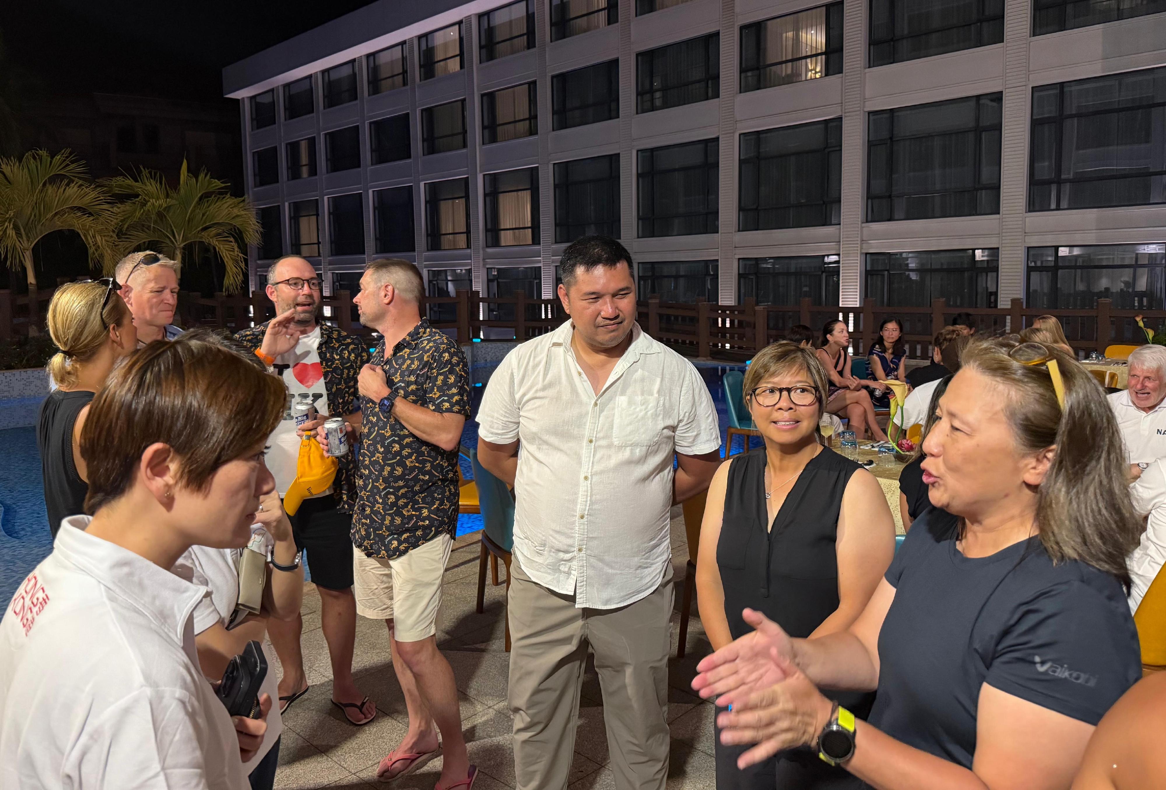 The Hong Kong Economic and Trade Office in Singapore (Singapore ETO) supported Hong Kong teams participating in the LOVEBoracay International Dragon Boat Festival 2026, held from April 24 to 26 in the Philippines, while taking the opportunity to promote Hong Kong as the events capital of Asia. To further engage with the Hong Kong teams and strengthen exchanges with local counterparts, the Singapore ETO hosted a "Hong Kong Night" dinner yesterday (April 25), attended by about 40 guests, including representatives from Hong Kong teams, the Boracay Dragon Boat Association, the Philippine Dragon Boat Federation, the local government unit of the Municipality of Malay, and the International Dragon Boat Federation. The evening facilitated active exchanges on dragon boat training and race experiences, as well as exploration of further collaboration and participation in future events. Photo shows the "Hong Kong Night" dinner.