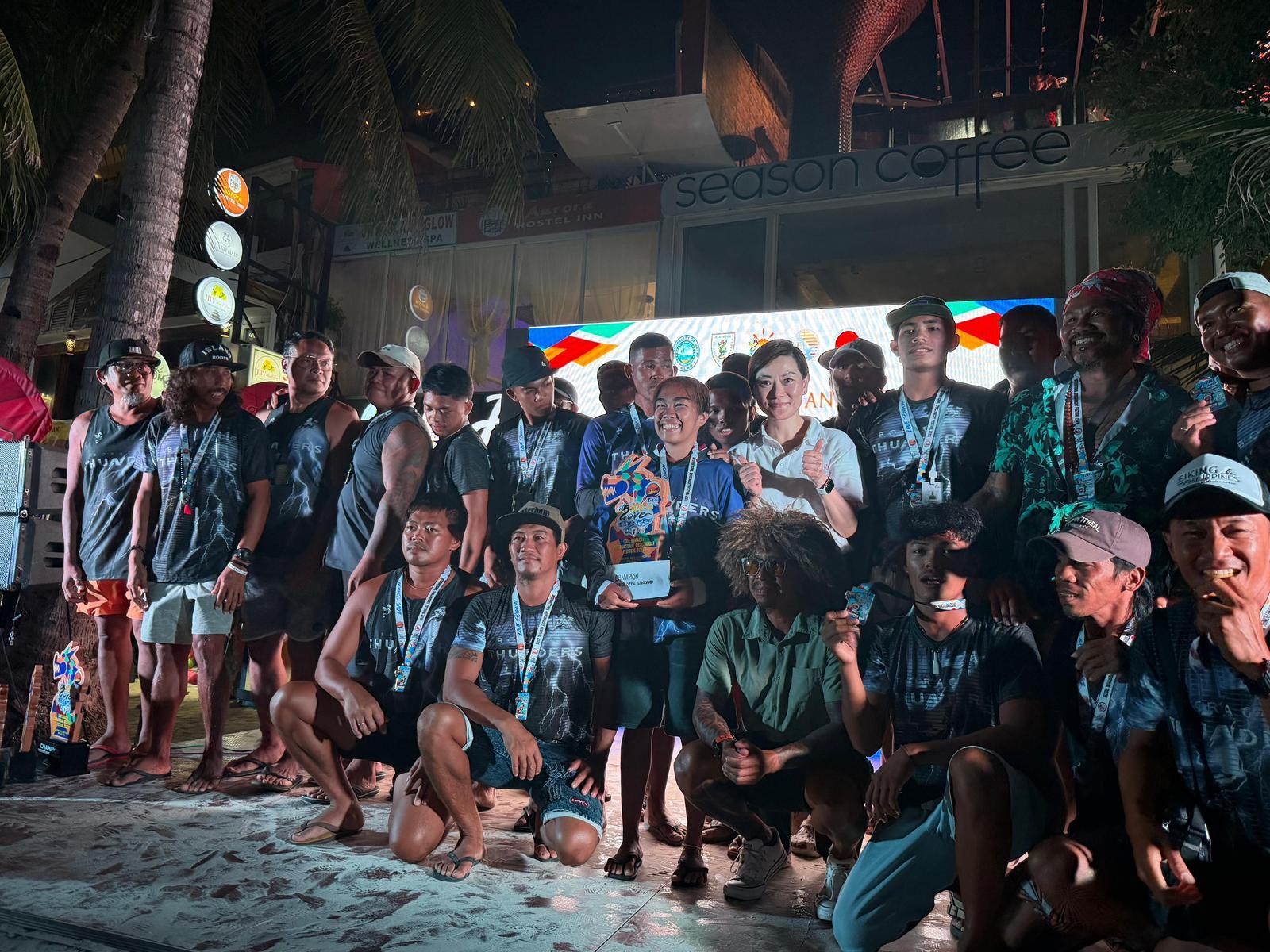 The Hong Kong Economic and Trade Office in Singapore (Singapore ETO) supported Hong Kong teams participating in the LOVEBoracay International Dragon Boat Festival 2026, held from April 24 to 26 in the Philippines, while taking the opportunity to promote Hong Kong as the events capital of Asia. The Director of the Singapore ETO, Ms Elsa Hung, attended the Festival's prize presentation ceremony this evening (April 26), and presented the HKETO Championship trophies, sponsored by the Singapore ETO, to the champions of the five race categories. Photo shows Ms Hung presenting a HKETO Championship trophy to a winning team.