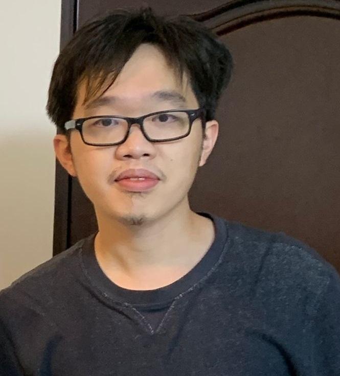 三十五歲男子顏華耀身高約一點七五米，體重約七十五公斤，中等身材，尖面型，黃皮膚及蓄短黑髮。他最後露面時身穿印有紅色圖案的黑色上衣、白色長褲、黑色鞋，戴眼鏡及攜有一個藍色背包。