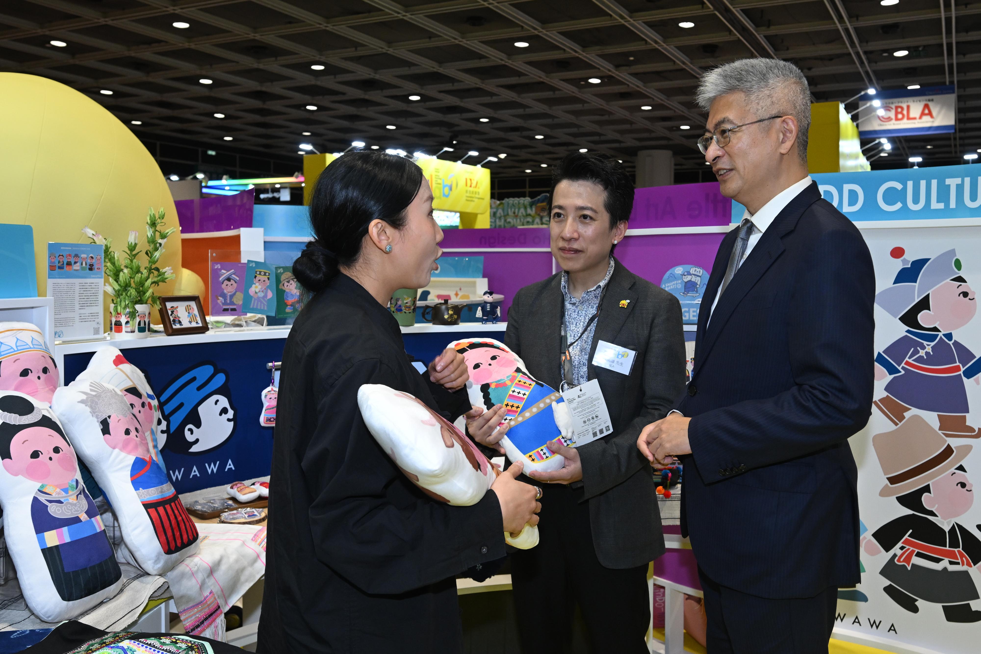 The Cultural and Creative Industries Development Agency under the Culture, Sports and Tourism Bureau sponsored the seventh Design Licensing and Business (DLAB) Support Scheme, organised by the Innovative Entrepreneur Association, to participate in the Hong Kong International Licensing Show 2026 and set up the DLAB Hong Kong Pavilion therein. Running for three days from today (April 27) to April 29, the Hong Kong Pavilion showcases original creations from 39 selected local design companies. Photo shows the Under Secretary for Culture, Sports and Tourism, Mr Raistlin Lau (right), and the President of the Innovative Entrepreneur Association, Mr Zacharias Cheng (centre), visiting a booth at the DLAB Hong Kong Pavilion.