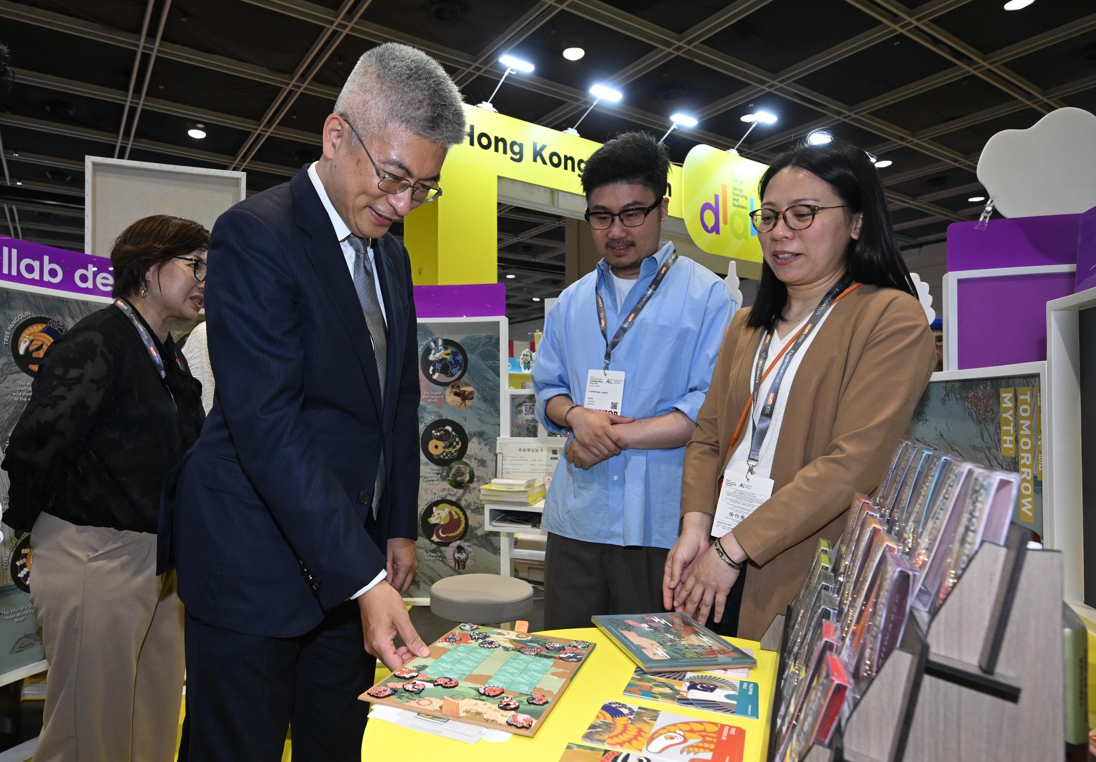 The Cultural and Creative Industries Development Agency under the Culture, Sports and Tourism Bureau sponsored the seventh Design Licensing and Business (DLAB) Support Scheme, organised by the Innovative Entrepreneur Association, to participate in the Hong Kong International Licensing Show 2026 and set up the DLAB Hong Kong Pavilion therein. Running for three days from today (April 27) to April 29, the Hong Kong Pavilion showcases original creations from 39 selected local design companies. Photo shows the Under Secretary for Culture, Sports and Tourism, Mr Raistlin Lau (second left), and Assistant Commissioner for Cultural and Creative Industries Miss Yvonne Ip (first left) visiting a booth at the DLAB Hong Kong Pavilion.