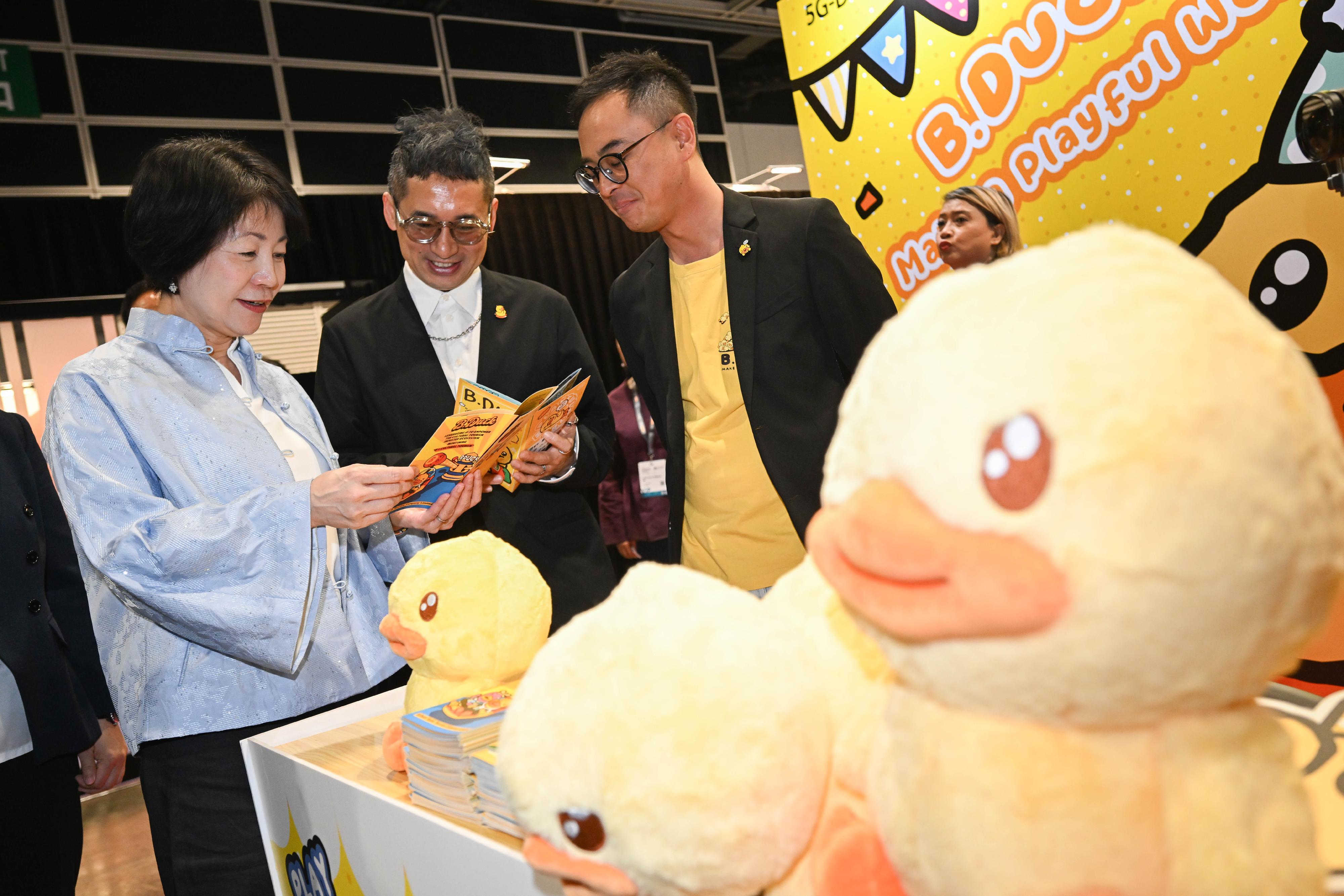 文化體育及旅遊局（文體旅局）轄下文創產業發展處資助創意創業會主辦的第七屆「香港設計‧授權支援計劃」（DLAB）參與香港國際授權展2026。圖示文體旅局常任秘書長沈鳳君（左一）參觀授權展的攤位。