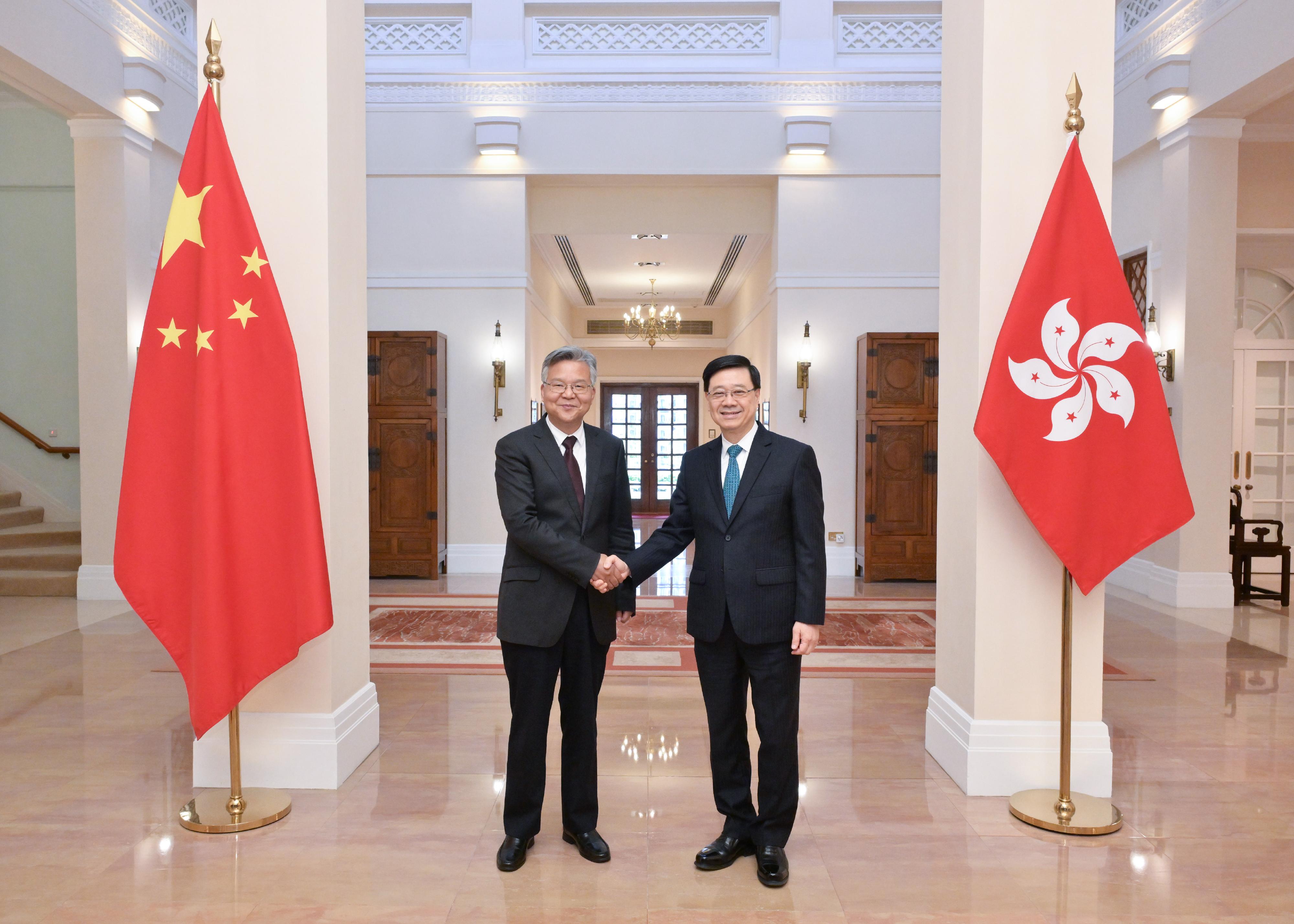The Chief Executive, Mr John Lee (right), meets with the Governor of Hubei Province, Mr Li Dianxun (left), at Government House today (April 27).