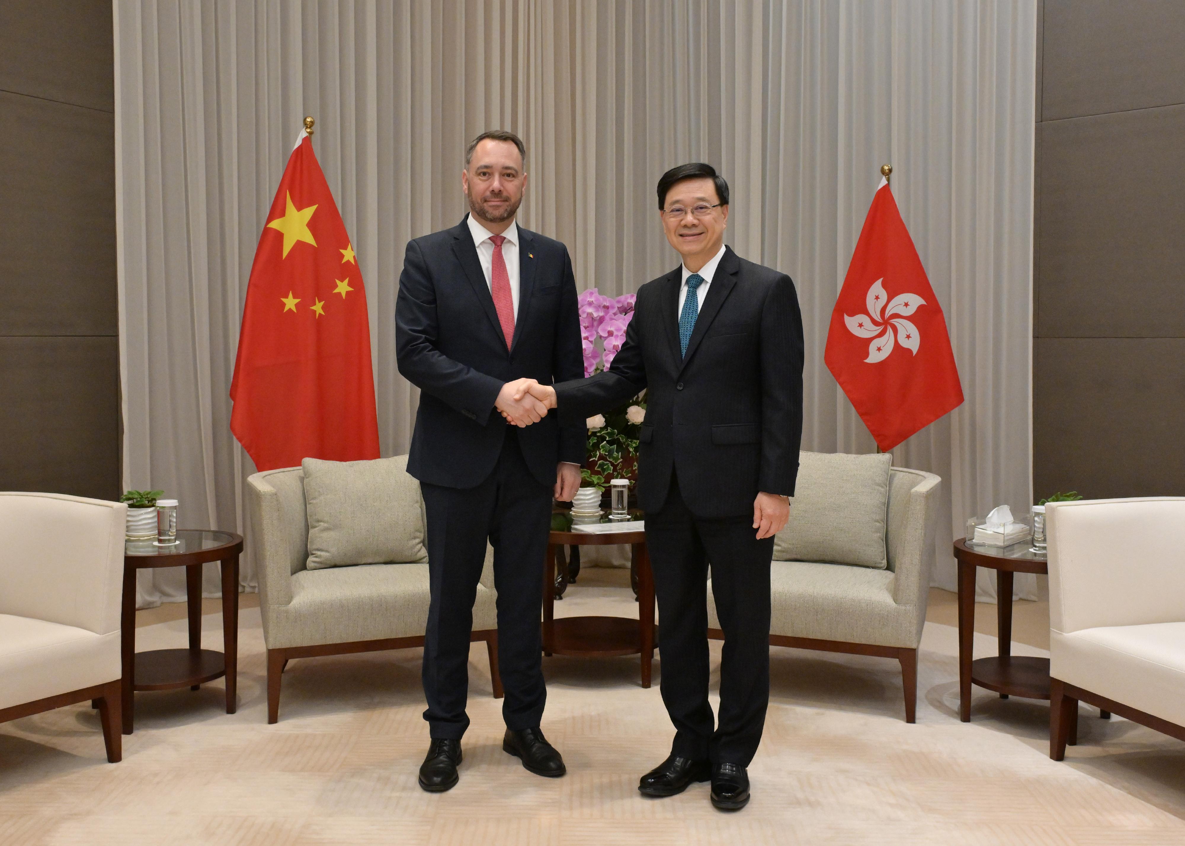The Chief Executive, Mr John Lee (right), meets with Deputy Prime Minister and Minister of Foreign Affairs, European Affairs and Development Cooperation of Belgium, Mr Maxime Pr&eacute;vot (left), today (April 27).