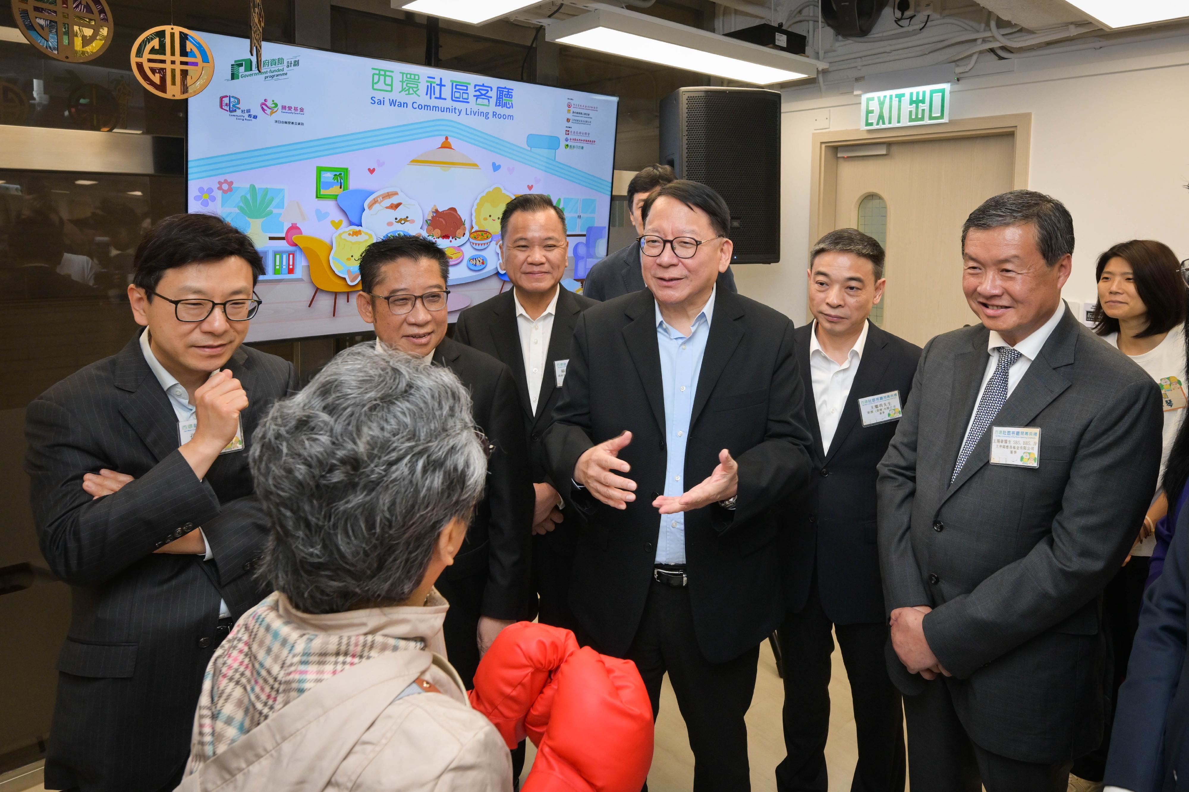 政務司司長陳國基今日（四月二十七日）出席西環社區客廳開幕典禮。圖示陳國基（右四）參觀社區客廳設施，並與用戶交流。