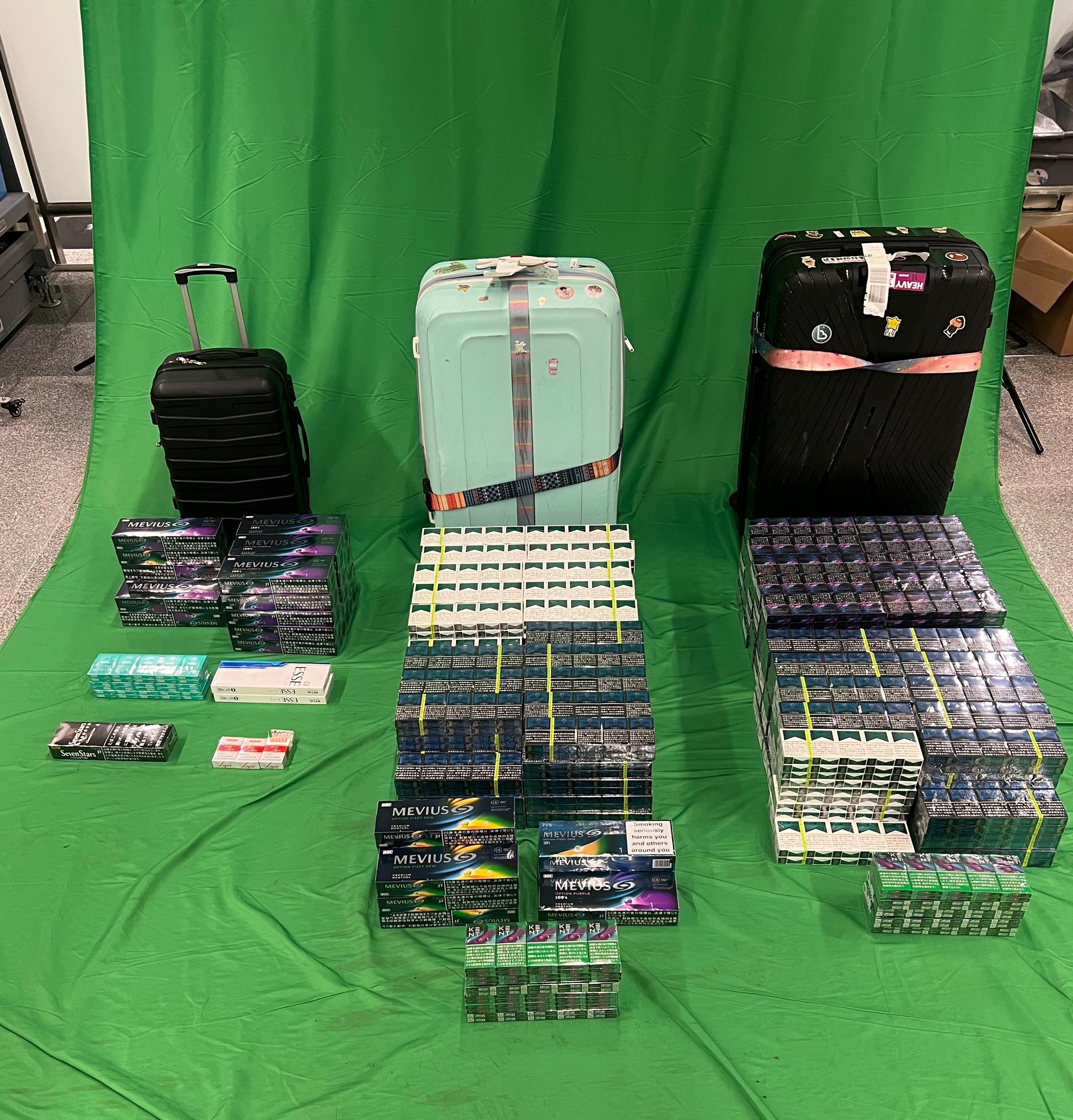 Two incoming passengers were sentenced to four months' imprisonment with a fine of $1,000 and five months' imprisonment with a fine of $1,000 respectively by the West Kowloon Magistrates' Courts today (April 27) for importing duty-not-paid cigarettes and failing to declare them to Customs officers, in contravention of the Dutiable Commodities Ordinance. Photo shows the duty-not-paid cigarettes seized from the personal baggage of a 31-year-old incoming male passenger. 
