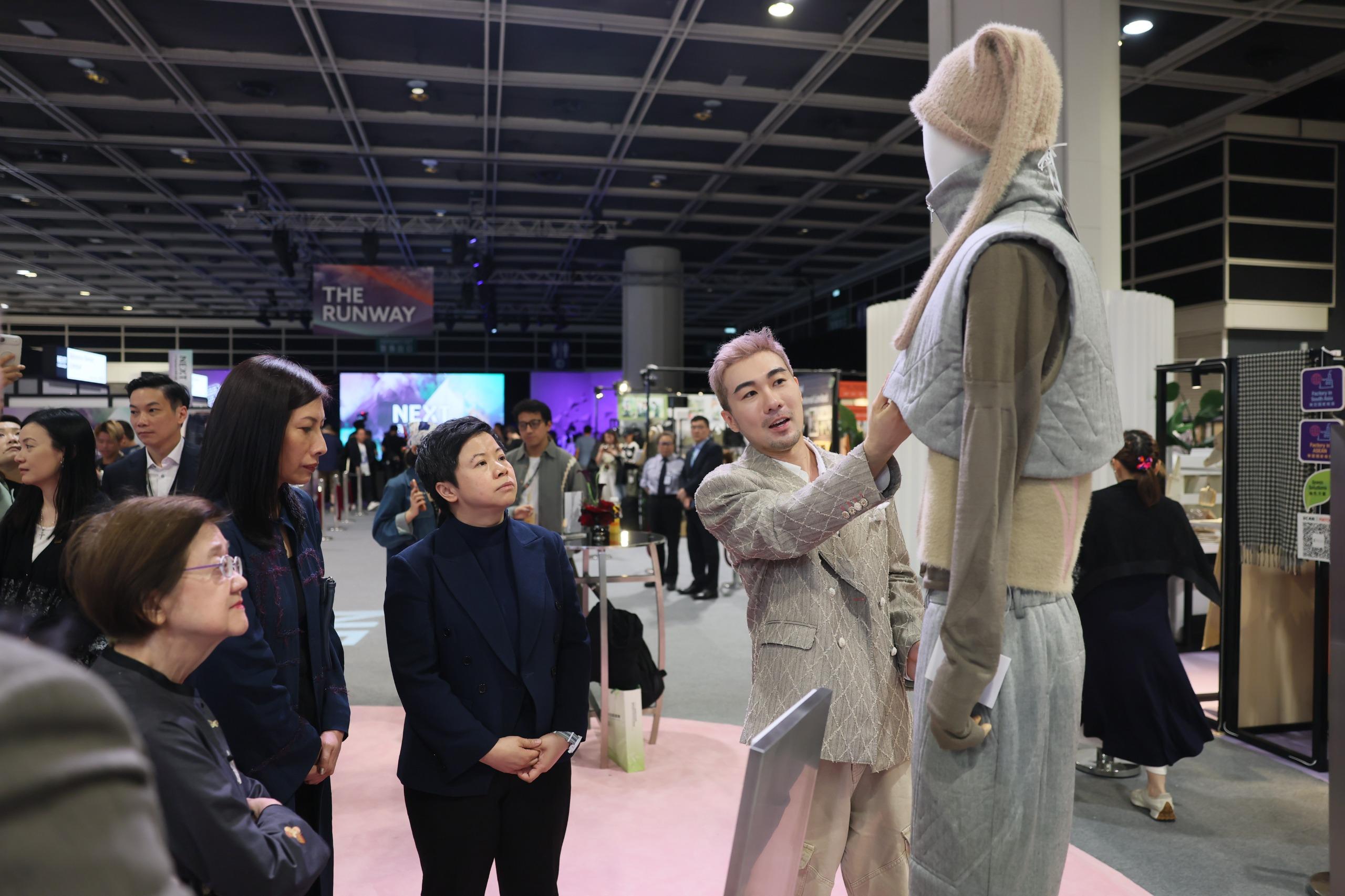 Sponsored by the Cultural and Creative Industries Development Agency under the Culture, Sports and Tourism Bureau and organised by the Hong Kong Trade Development Council, NEXT@Fashion InStyle is being held at the Hong Kong Convention and Exhibition Centre for four consecutive days from April 27. Photo shows the Commissioner for Cultural and Creative Industries, Miss Drew Lai (second right), having an exchange with an emerging fashion designer.