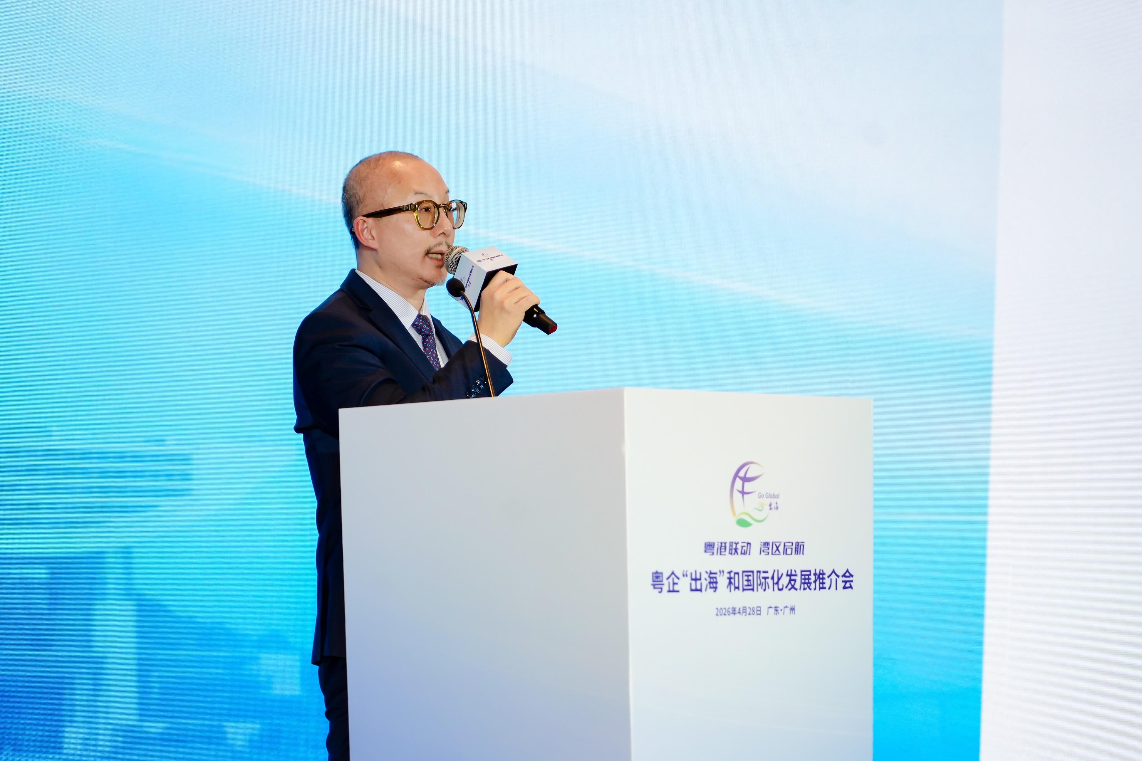 Invest Hong Kong, the Hong Kong Economic and Trade Office in Guangdong of the Hong Kong Special Administrative Region Government, the Hong Kong Trade Development Council (HKTDC), the Council for the Promotion of Guangdong-Hong Kong-Macao Cooperation, and the Guangdong-Hong Kong-Macao Enterprises Overseas Professional Service Alliance, today (April 28) jointly hosted the "Guangdong-Hong Kong collaboration begins at the Greater Bay Area - Guangdong enterprises' going global and international development promotion seminar" in Guangzhou. Photo shows the HKTDC Regional Director for Southern China, Mr Peter Wong, delivering his keynote speech.