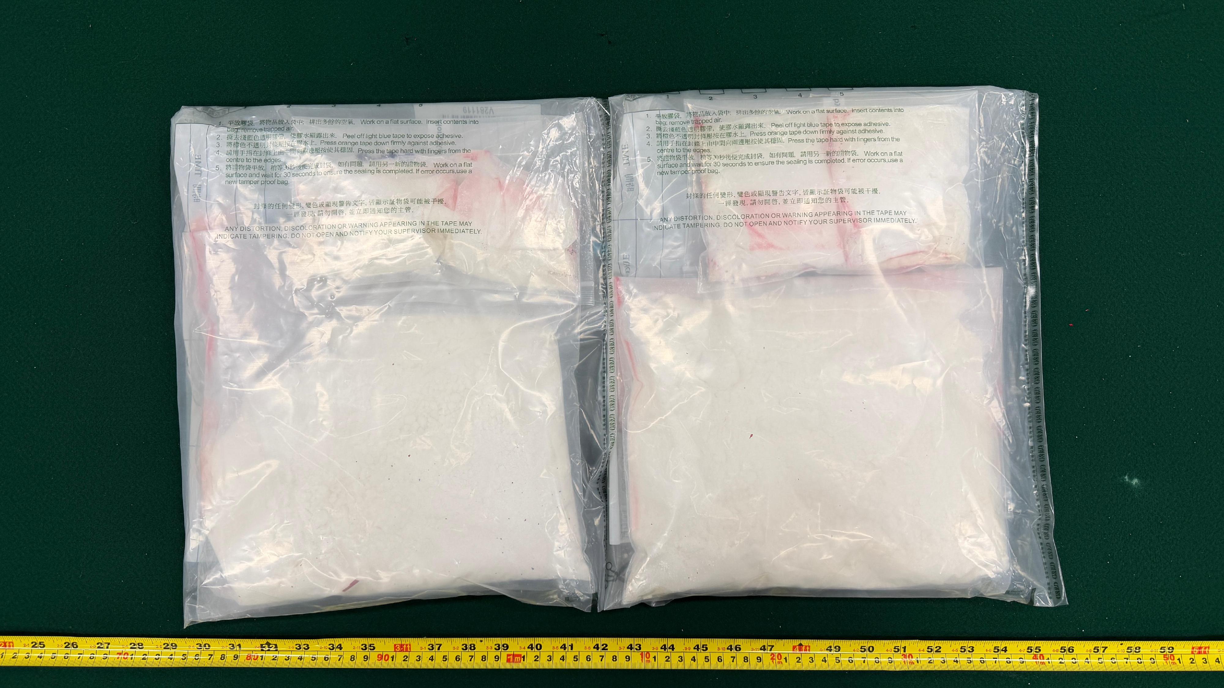 Hong Kong Customs detected a dangerous drugs case yesterday (April 27), and seized a total of about 3 kilograms of suspected cocaine, with an estimated market value of about $2.3 million. One person suspected to be connected with the case was arrested. Photo shows the suspected cocaine seized.

