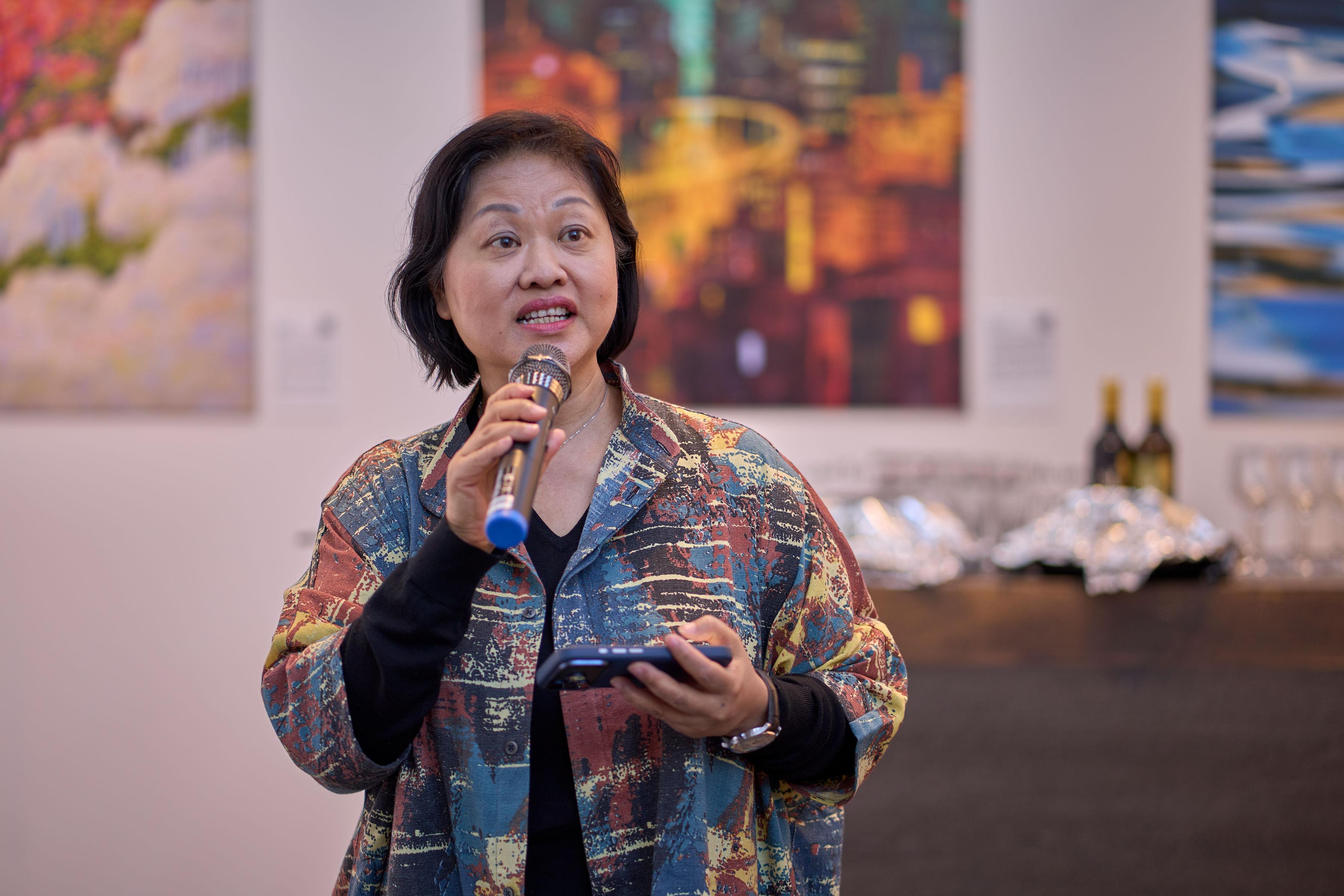 香港駐布魯塞爾經濟貿易辦事處於四月二十二日至二十六日（阿姆斯特丹時間）在荷蘭阿姆斯特丹舉行的KunstRAI2026荷蘭年度當代藝術展設立香港藝術展館（香港館）。圖示香港駐歐洲聯盟特派代表翁佩雯在香港館開幕儀式致辭，推廣香港藝術文化發展。