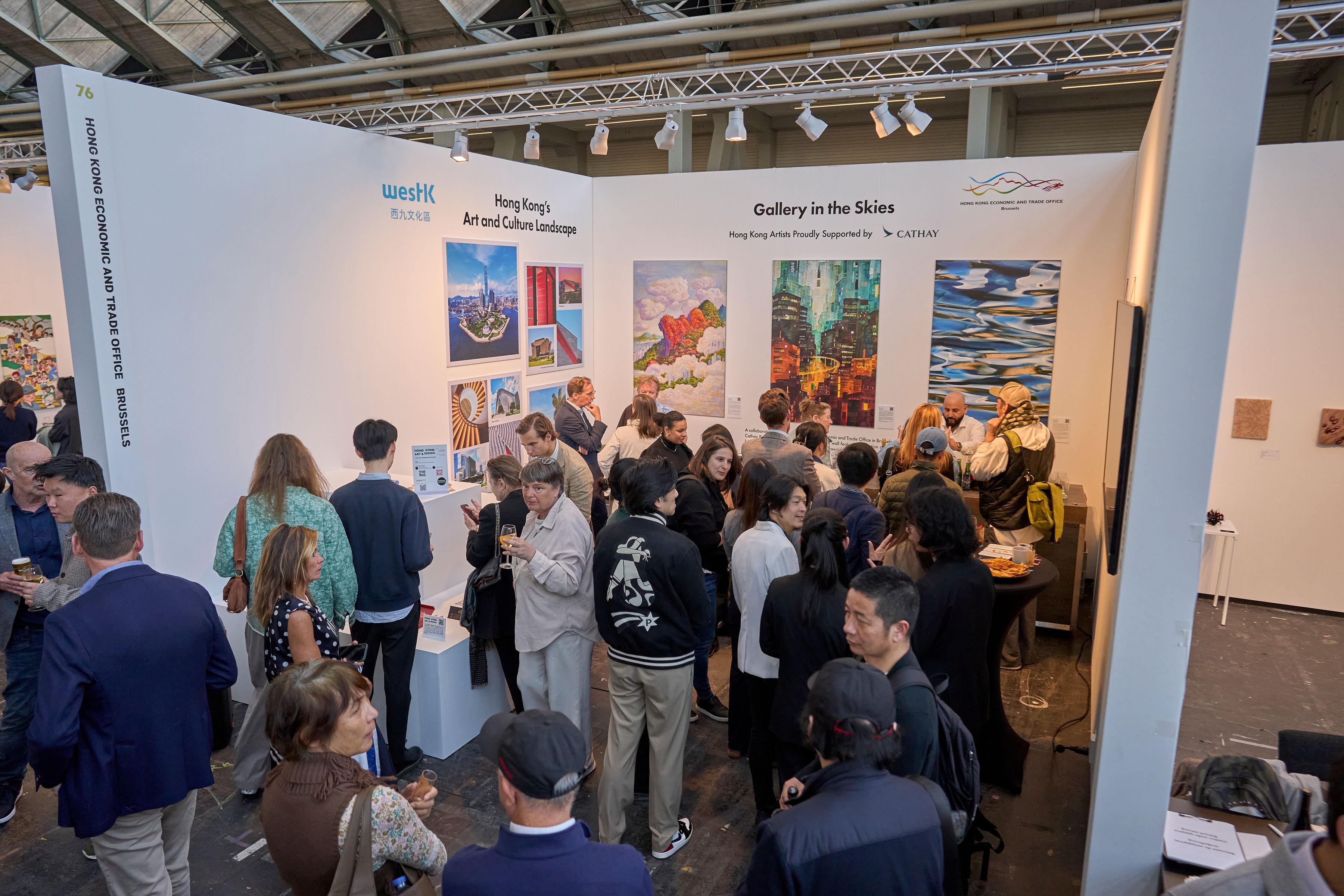 The Hong Kong Economic and Trade Office in Brussels organised a Hong Kong art pavilion at the KunstRAI Art Fair 2026 held in Amsterdam, the Netherlands, from April 22 to 26 (Amsterdam time). Photo shows local guests attending the networking reception at the Hong Kong pavilion.