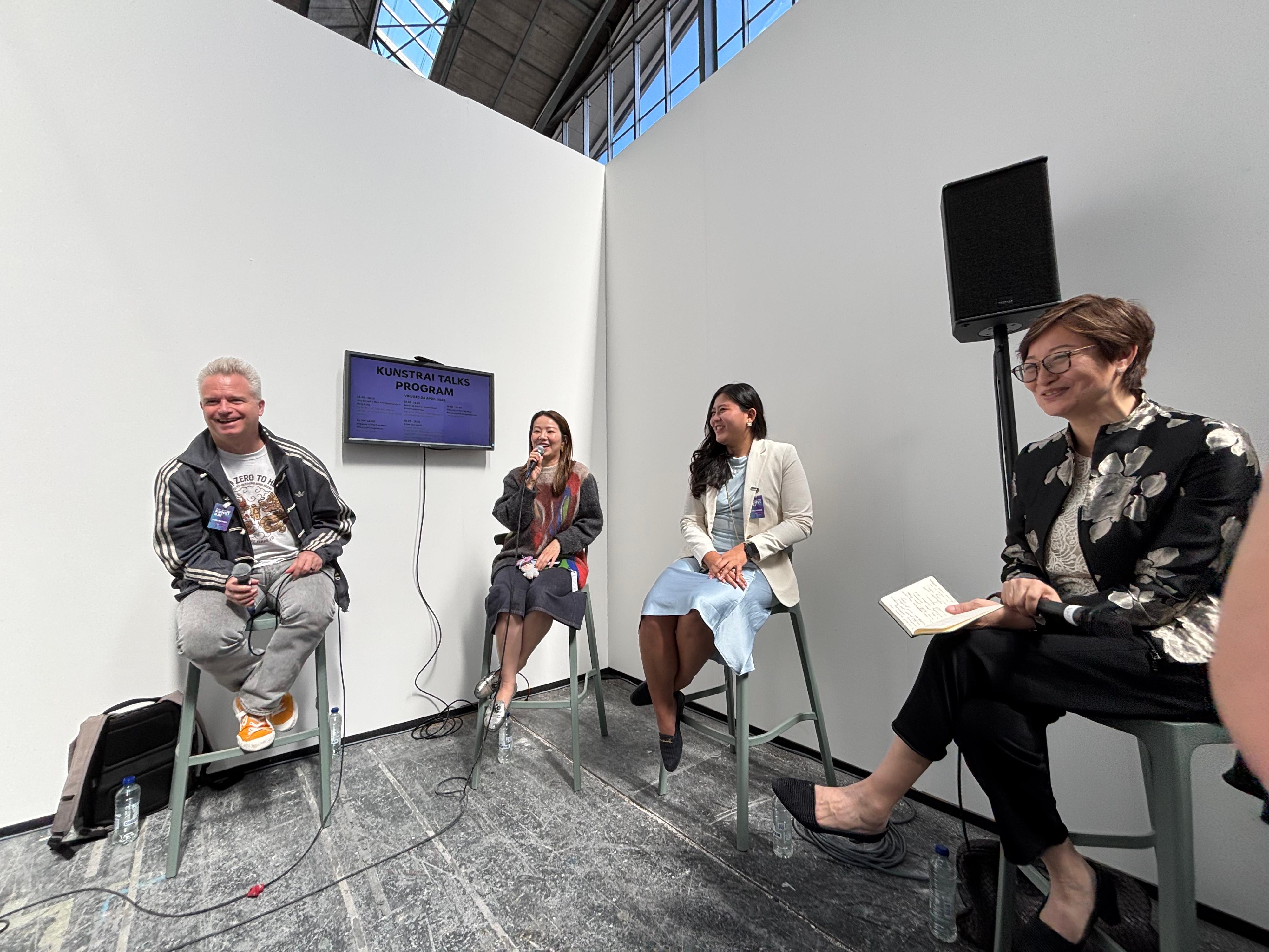 The Hong Kong Economic and Trade Office in Brussels organised a Hong Kong art pavilion at the KunstRAI Art Fair 2026 held in Amsterdam, the Netherlands, from April 22 to 26 (Amsterdam time). Photo shows representatives from Hong Kong galleries and the art community speaking in the art talk entitled "Why Europe's Next Art Opportunity is in Hong Kong", introducing the development opportunities of Hong Kong's art market.