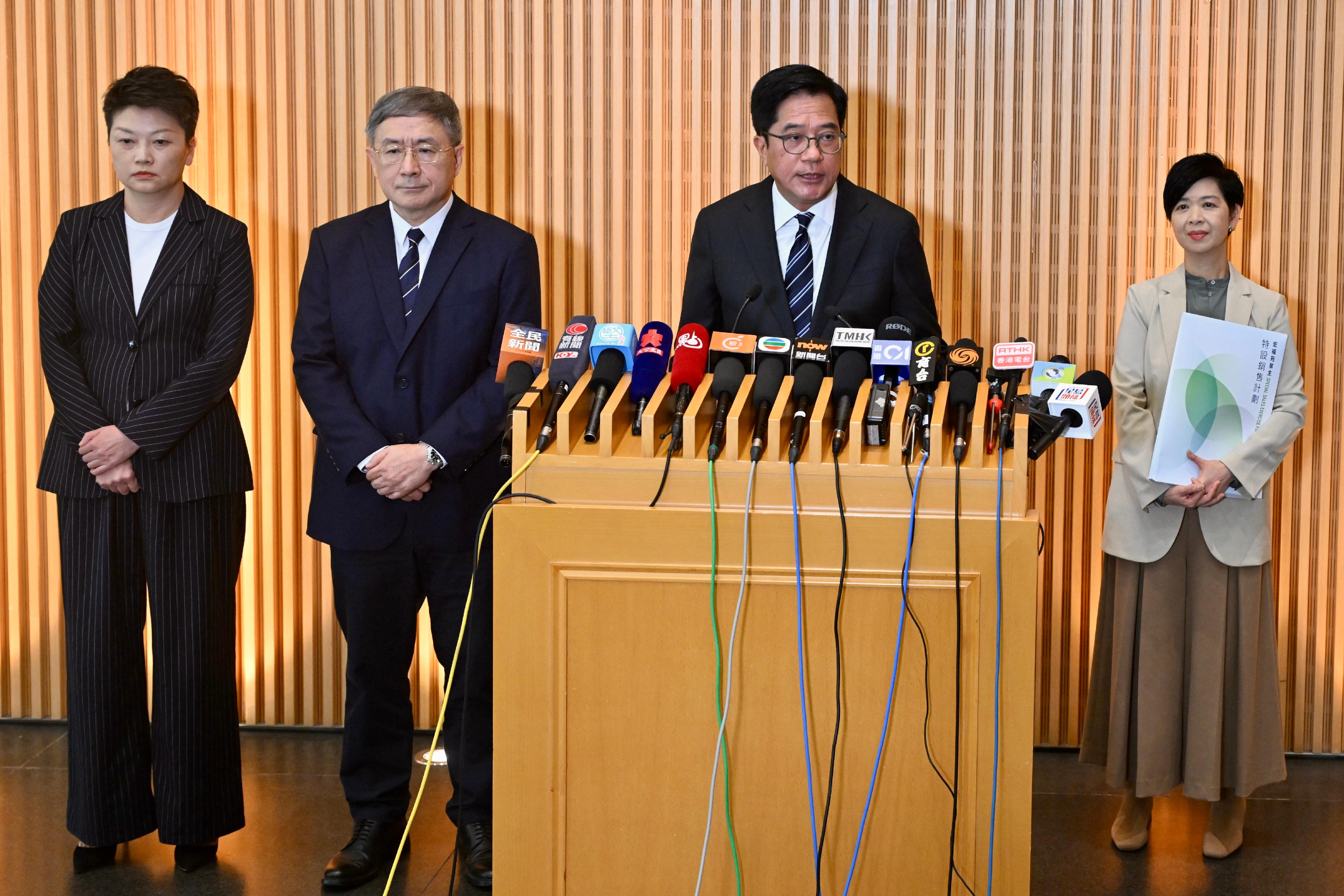 The Deputy Chief Secretary for Administration, Mr Cheuk Wing-hing (second left); the Deputy Financial Secretary, Mr Michael Wong (second right); the Secretary for Housing, Ms Winnie Ho (first right); and the Deputy Secretary for Housing, Ms Estrella Cheung (first left), meet the media today (April 28) on the follow-up arrangements for Wang Chi House at Wang Fuk Court in Tai Po.