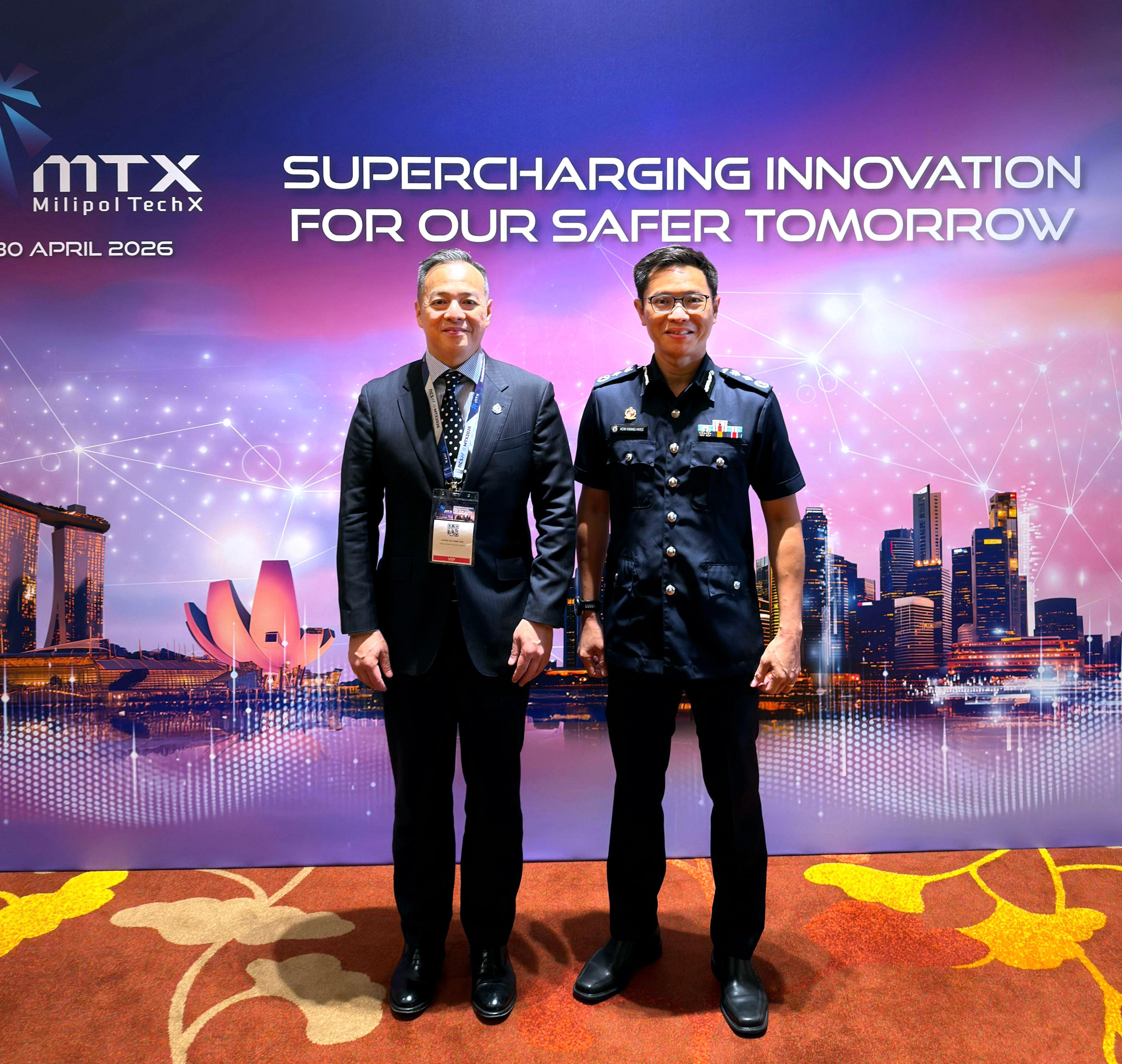 警務處處長周一鳴（左）於四月二十七日至二十九日率領警隊代表團到訪新加坡，出席MTX（Milipol TechX Summit）2026峰會，其間與新加坡警察總監侯光輝會面，就雙方關注的議題交換意見。