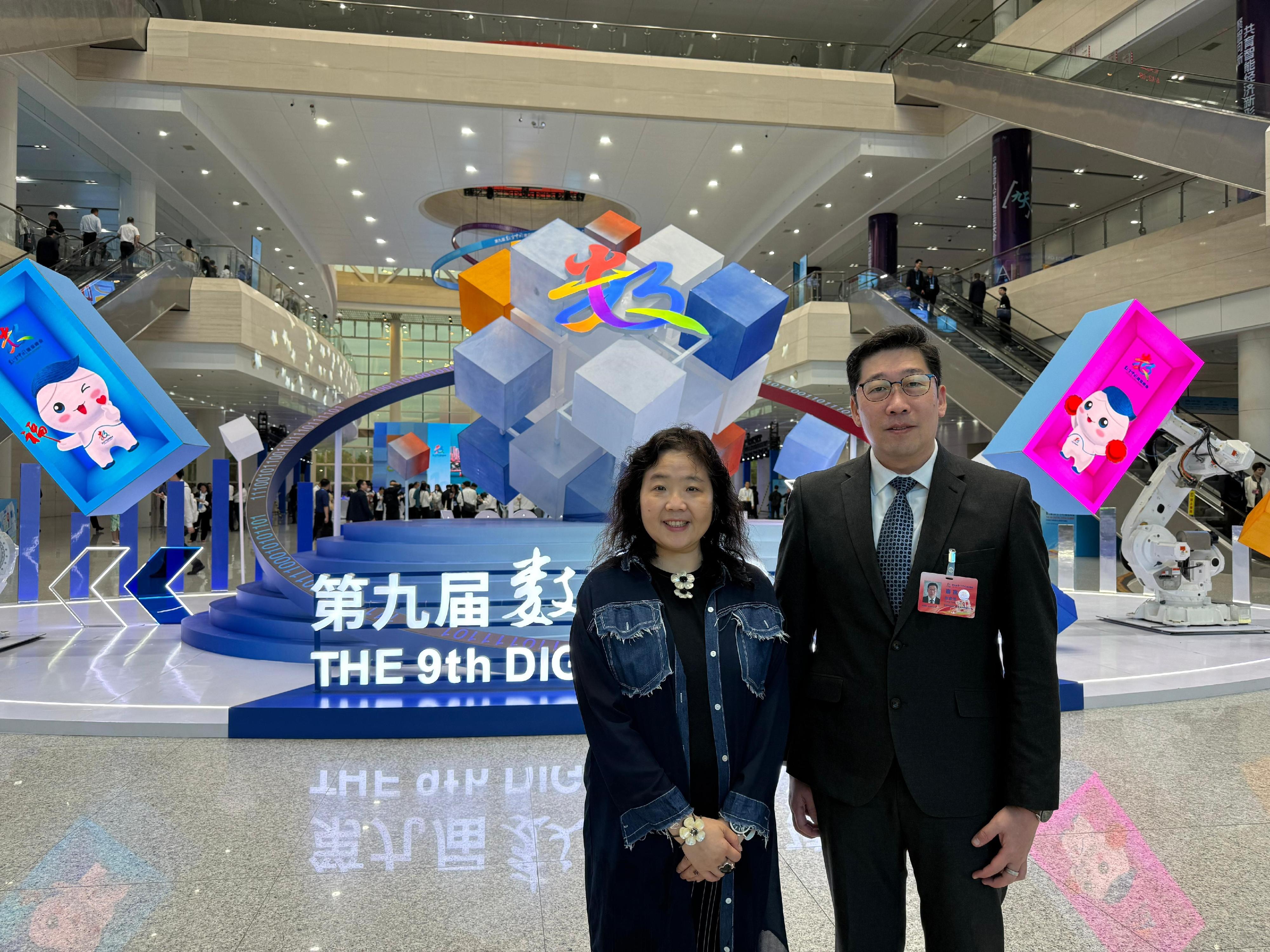 署理數字政策專員張宜偉（右）今日（四月二十九日）在福州出席第九屆數字中國建設峰會開幕式。