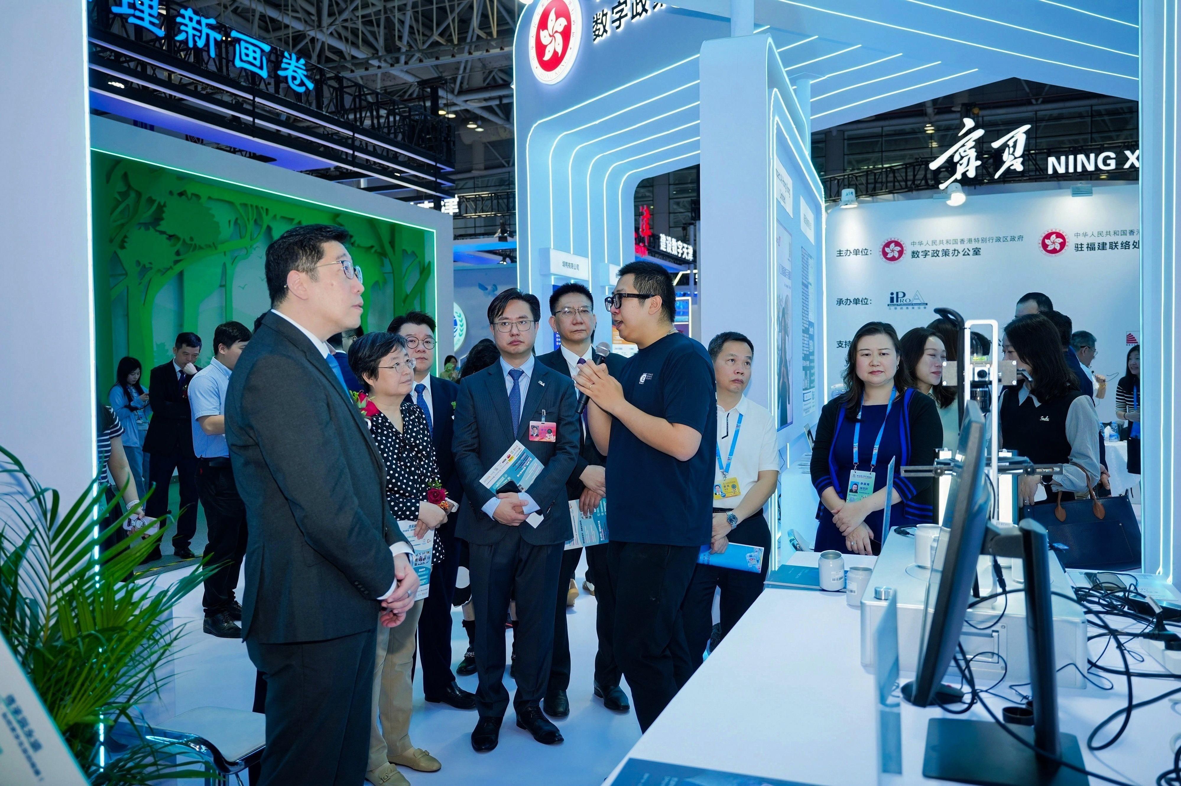 The Acting Commissioner for Digital Policy, Mr Daniel Cheung (first left), visited the Hong Kong Pavilion at the on-site experience area of the 9th Digital China Summit in Fuzhou yesterday (April 28) and was briefed by an exhibitor on Hong Kong's innovation and technology products and solutions.