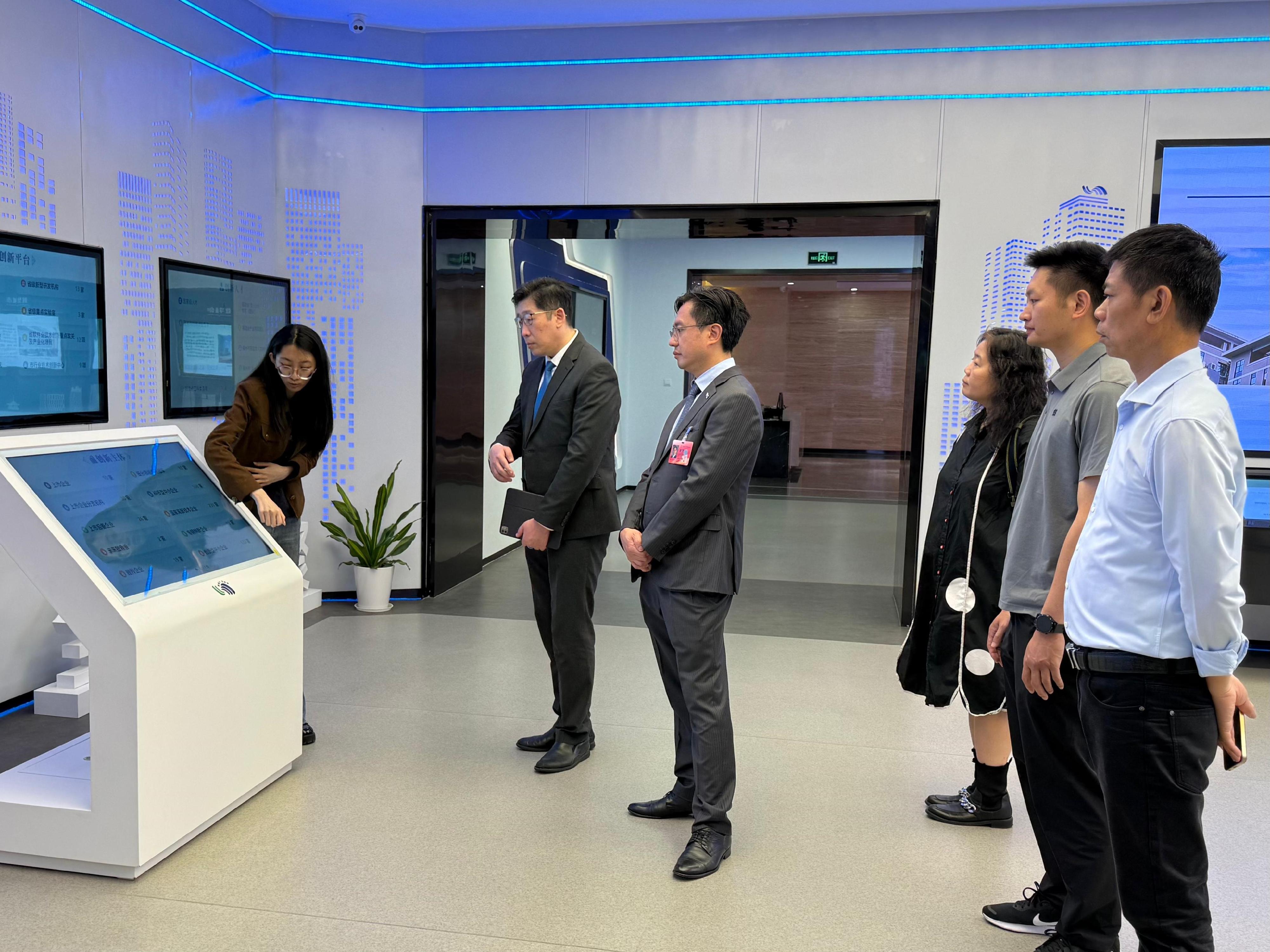 The Acting Commissioner for Digital Policy, Mr Daniel Cheung (second left), visited the Fuzhou Software Park yesterday (April 28).