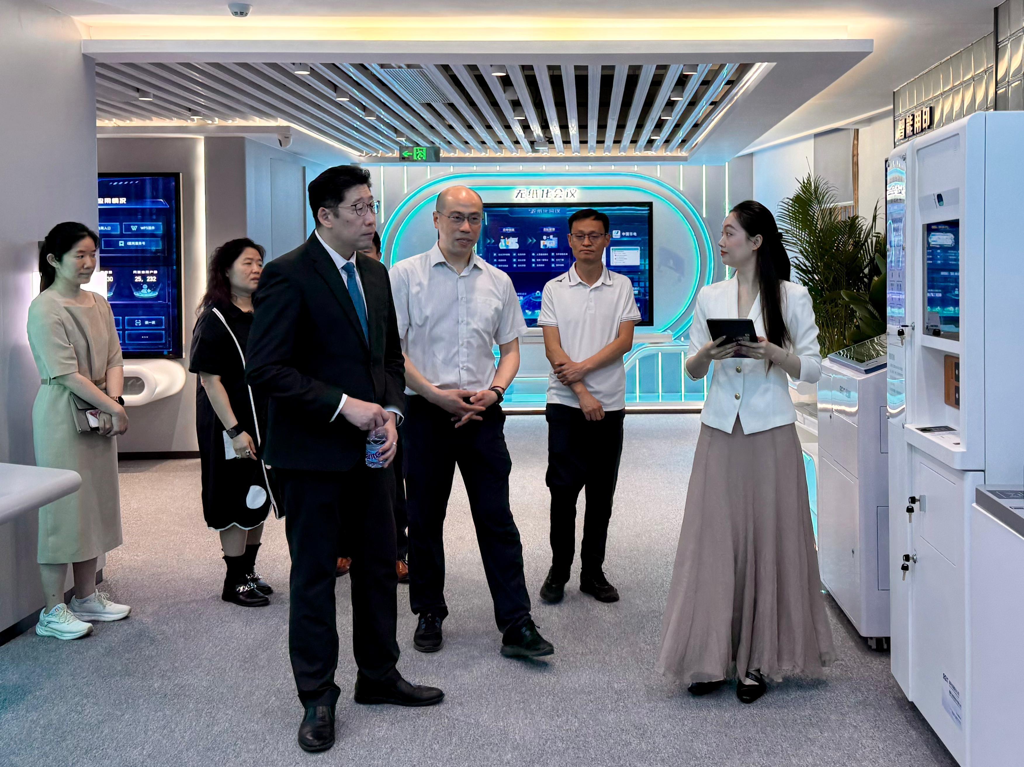 The Acting Commissioner for Digital Policy, Mr Daniel Cheung (front row, first left), visited Fujian Yirong Information Technology Co Ltd in the Fuzhou Software Park yesterday (April 28).