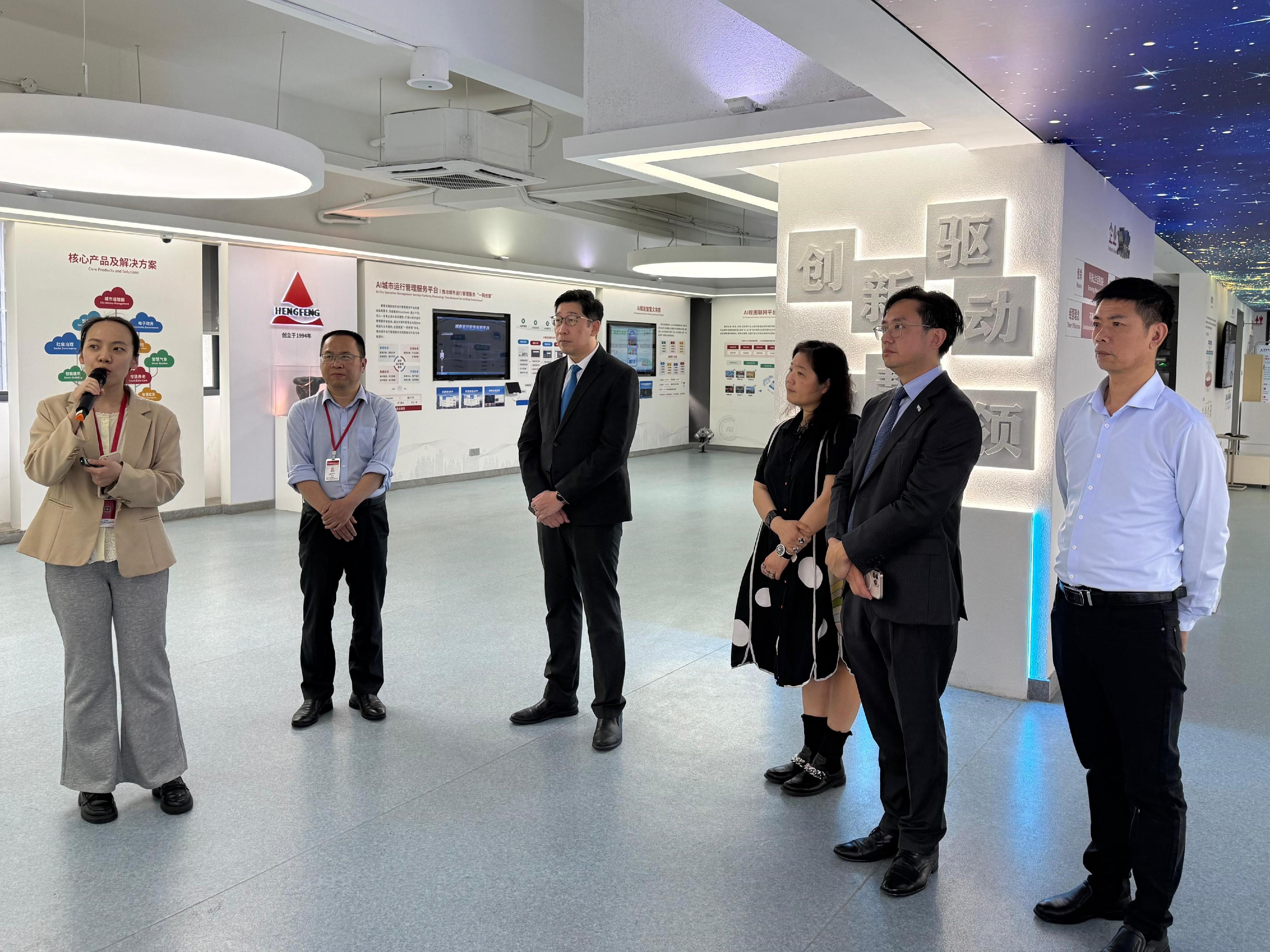 The Acting Commissioner for Digital Policy, Mr Daniel Cheung (third left), visited Hengfeng Information Technology Co Ltd in Fuzhou yesterday (April 28).